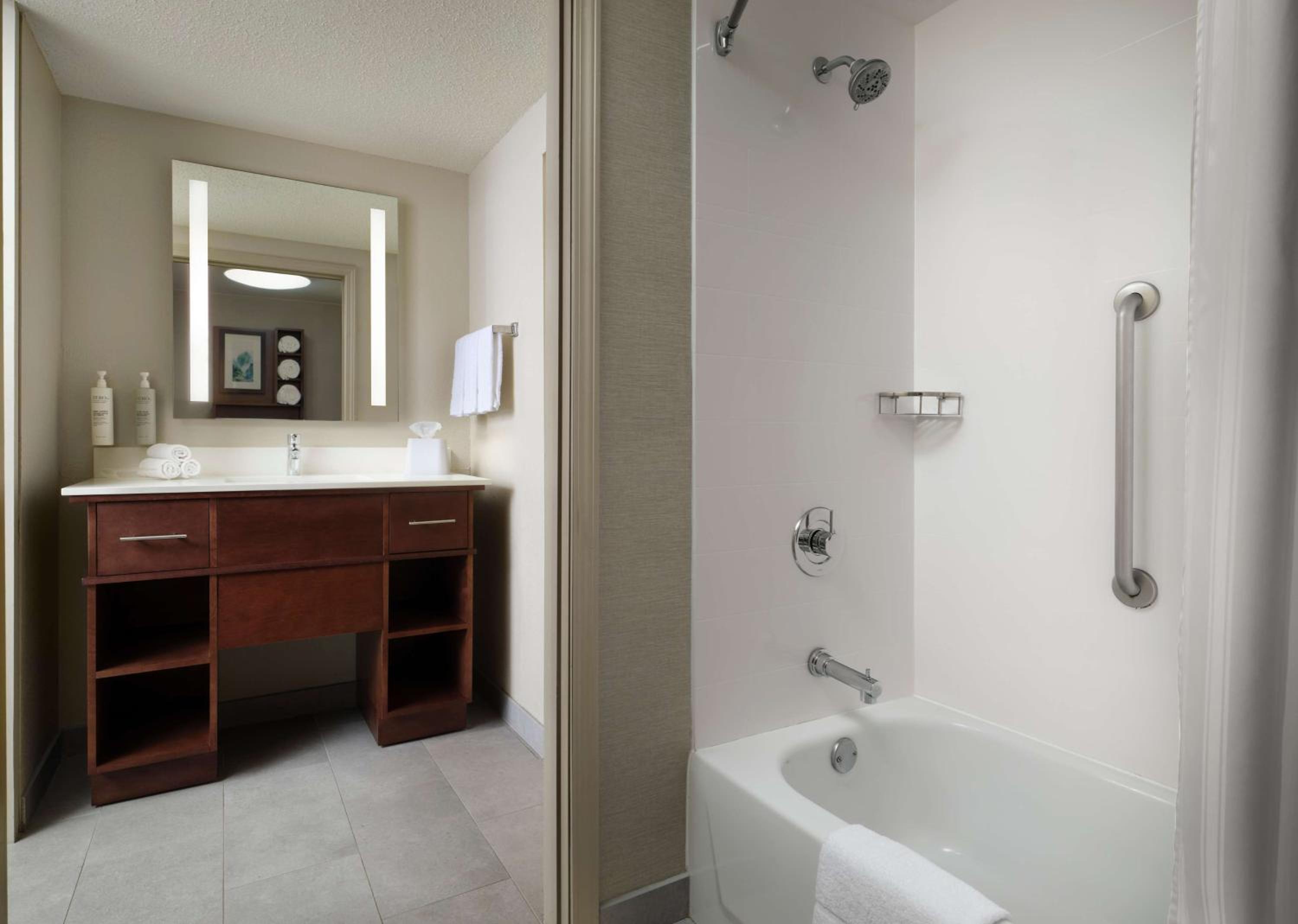 Non-Smoking One Bedroom Double Queen Suite