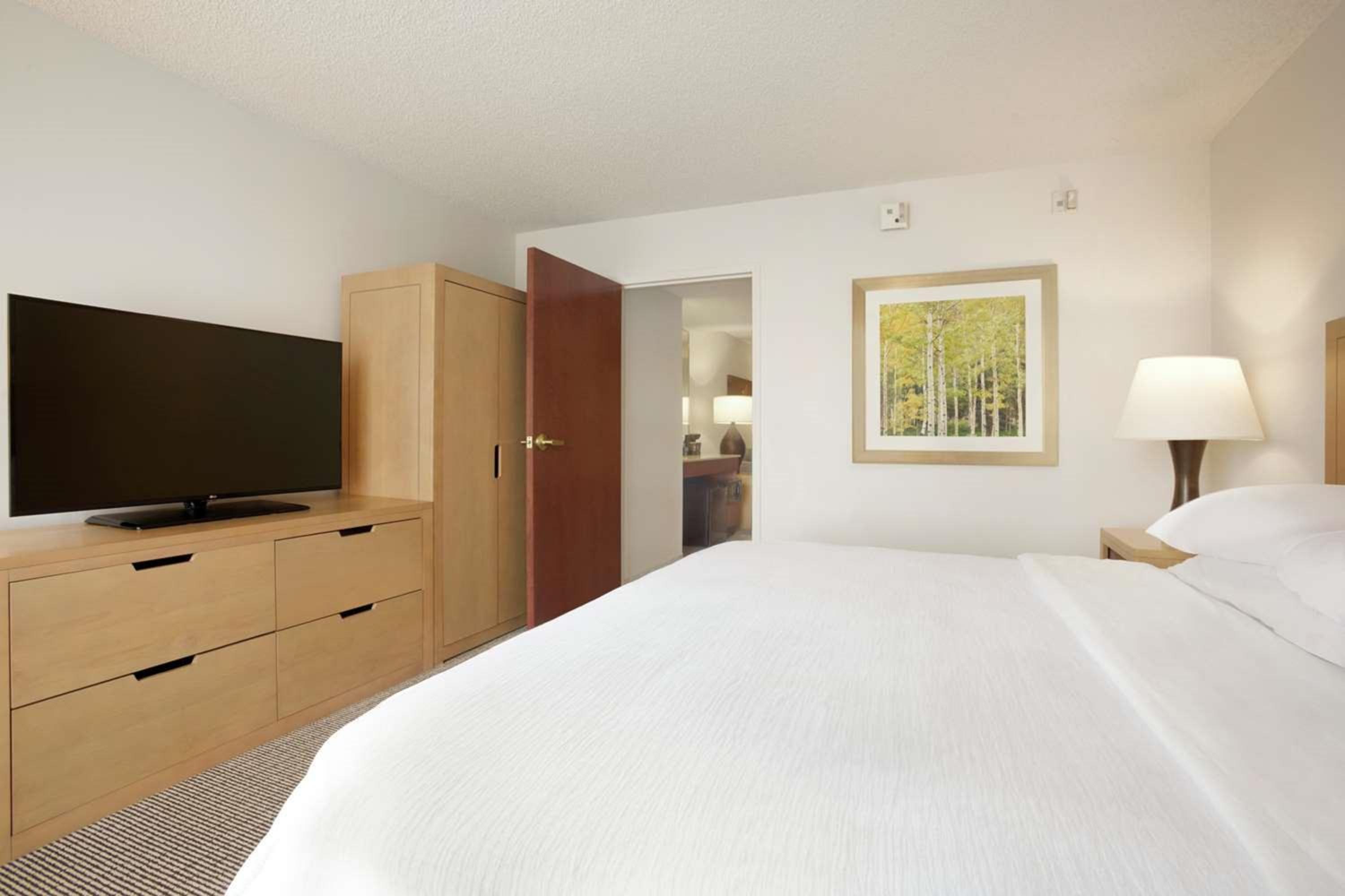 One-Bedroom King Suite - Hearing Access/Non-Smoking