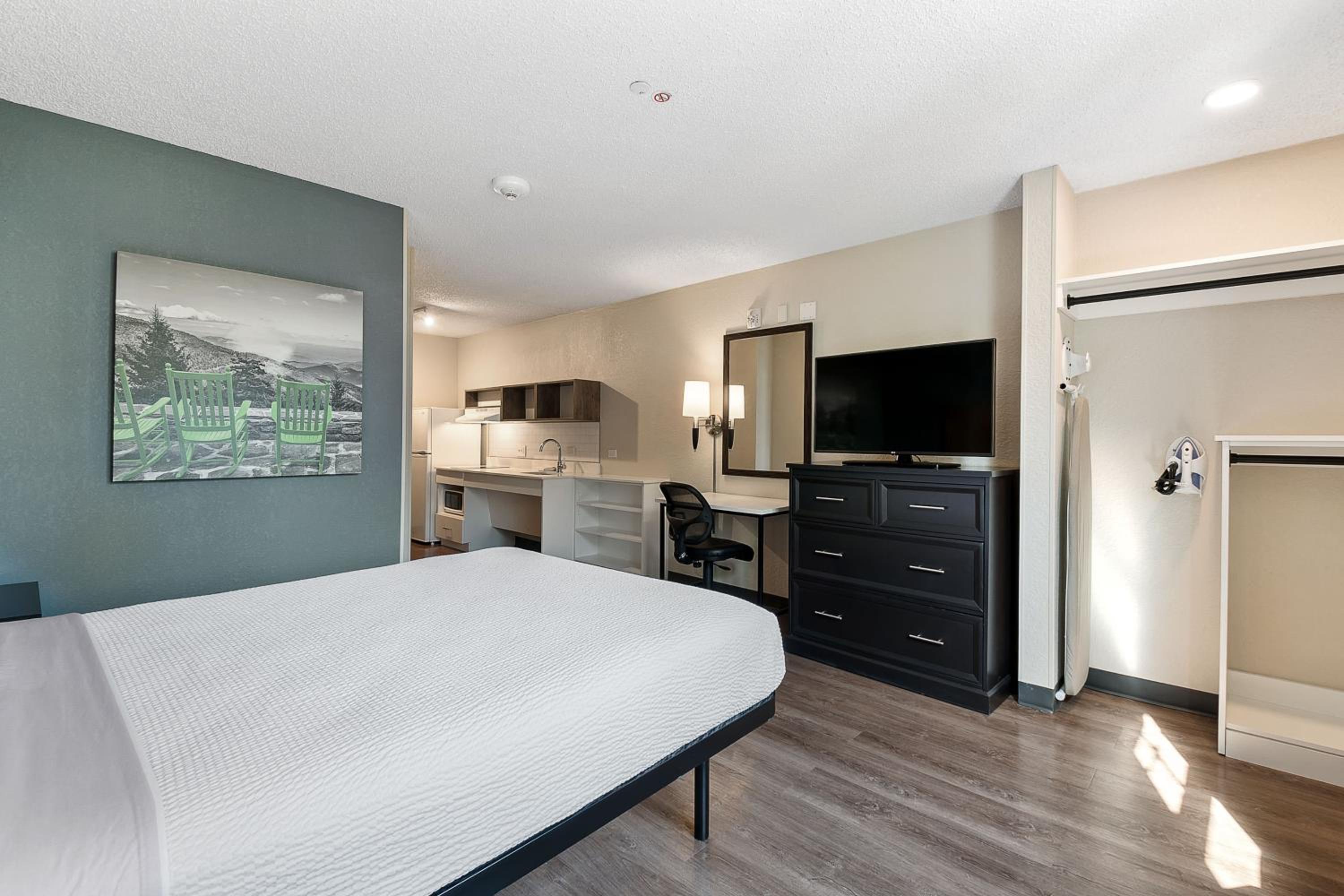 Queen studio with 1 Queen Bed - Disability Access/Non-Smoking