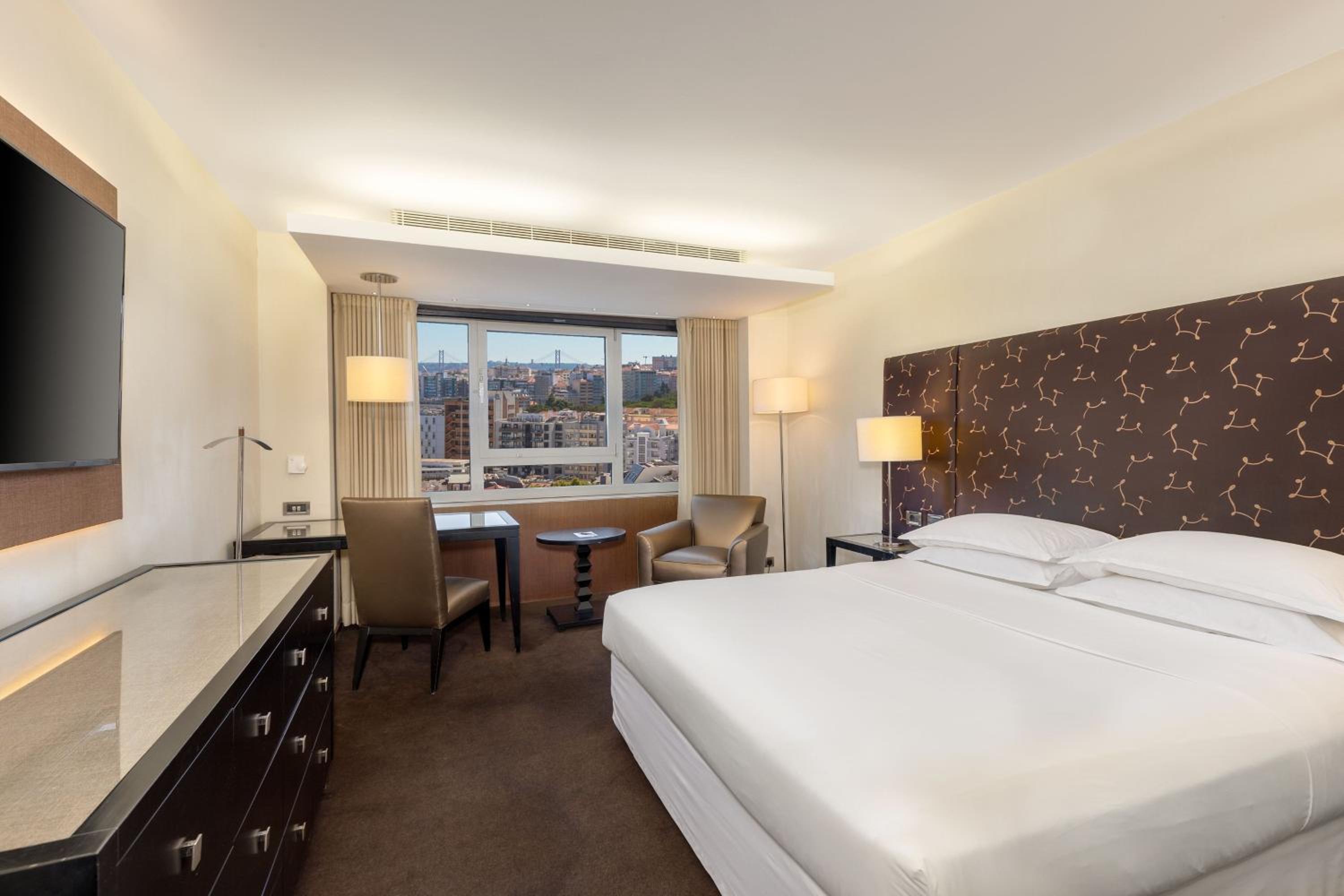 Deluxe, Guest room, 1 Queen, Pool access