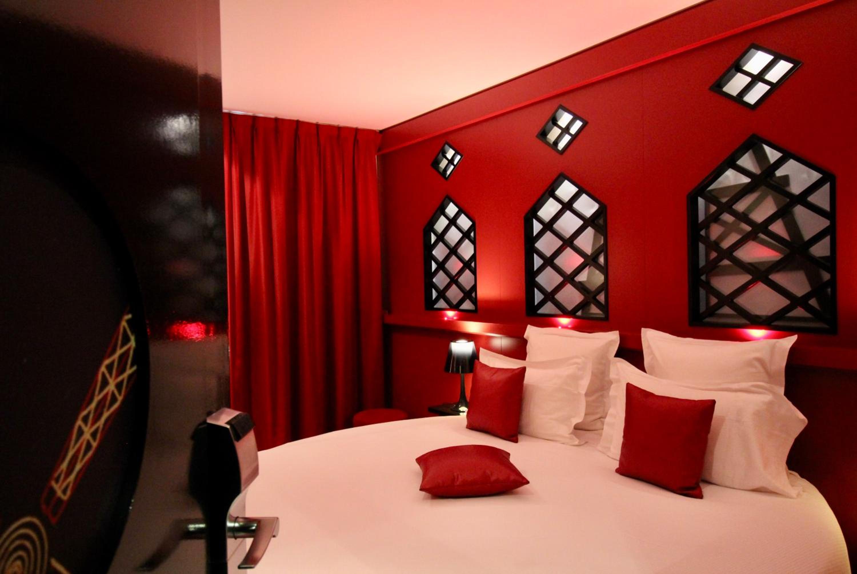 Double Room Moulin Rouge with Jacuzzi and round bed