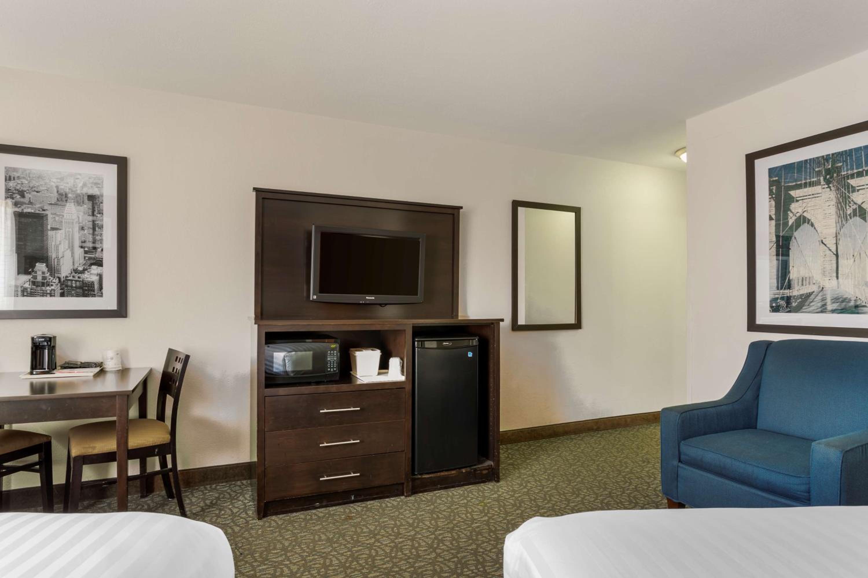 Double Room With Two Double Beds - Roll-In Shower