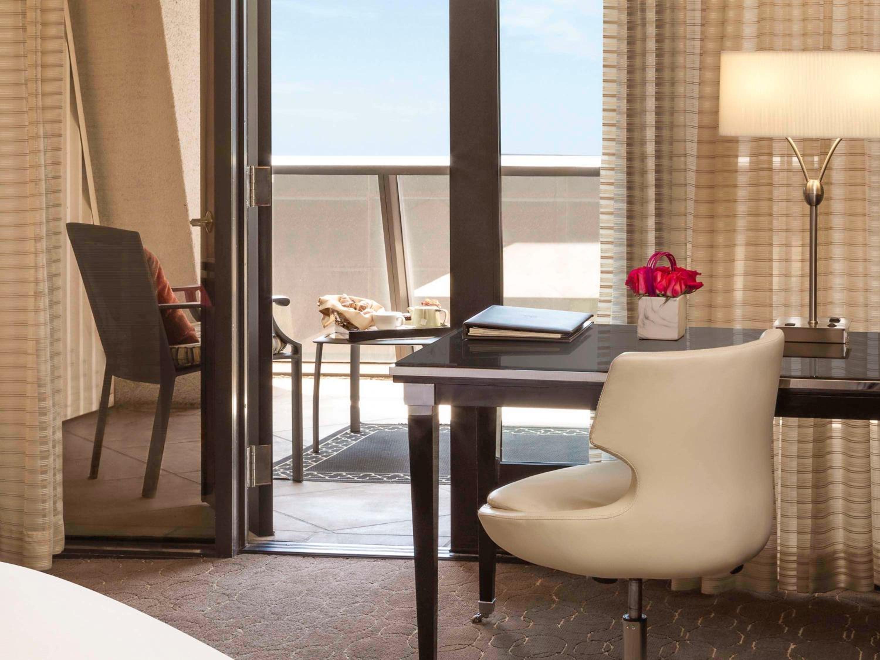 Beverly Suite, 1 king-size bed, Beverly Blvd View