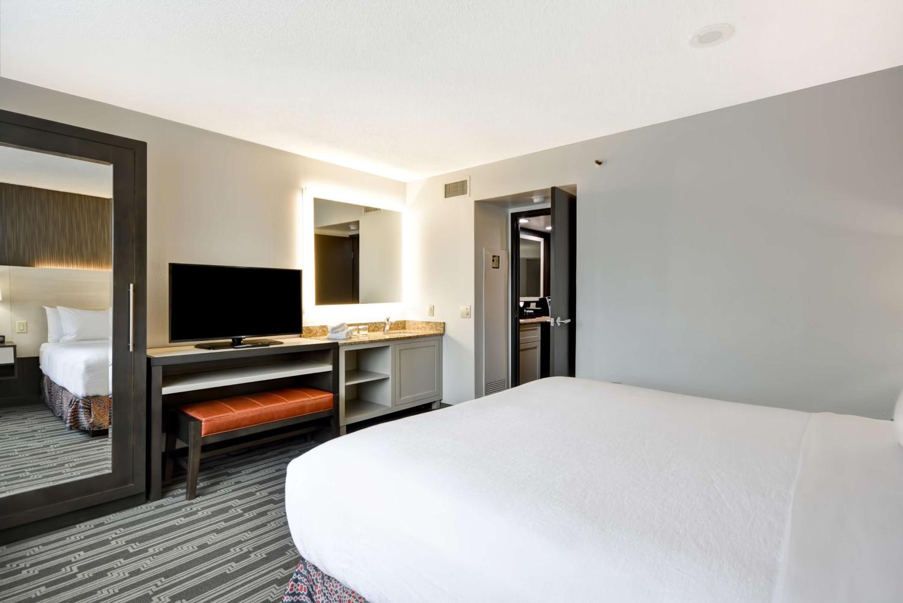 Corner King Suite - Non-Smoking