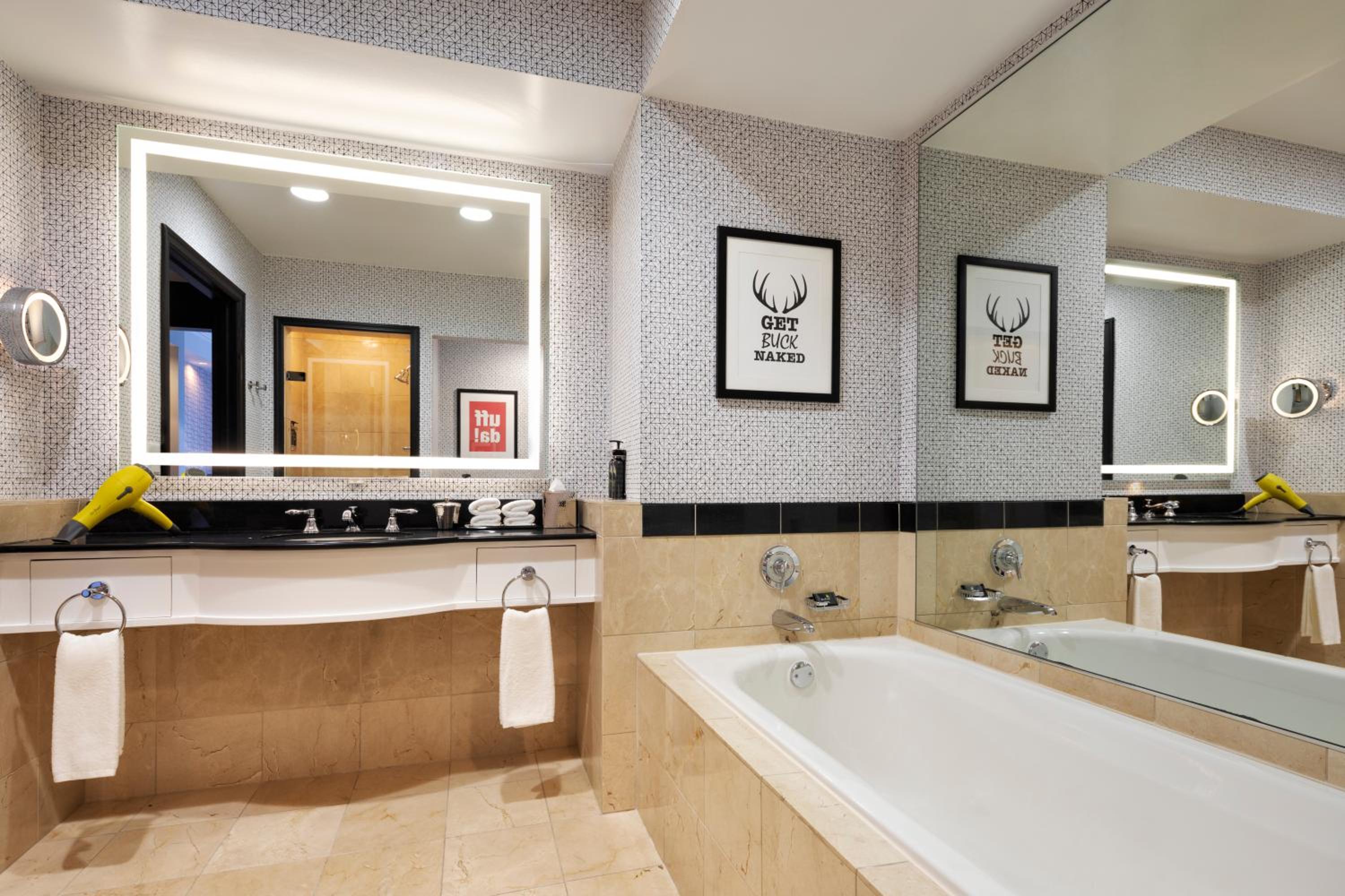 Corner King Room with View