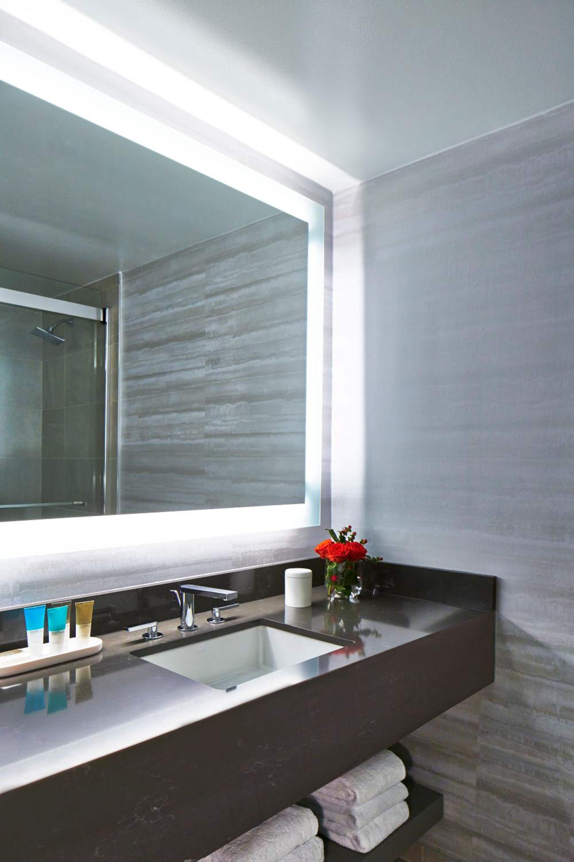 Corner Deluxe King Room