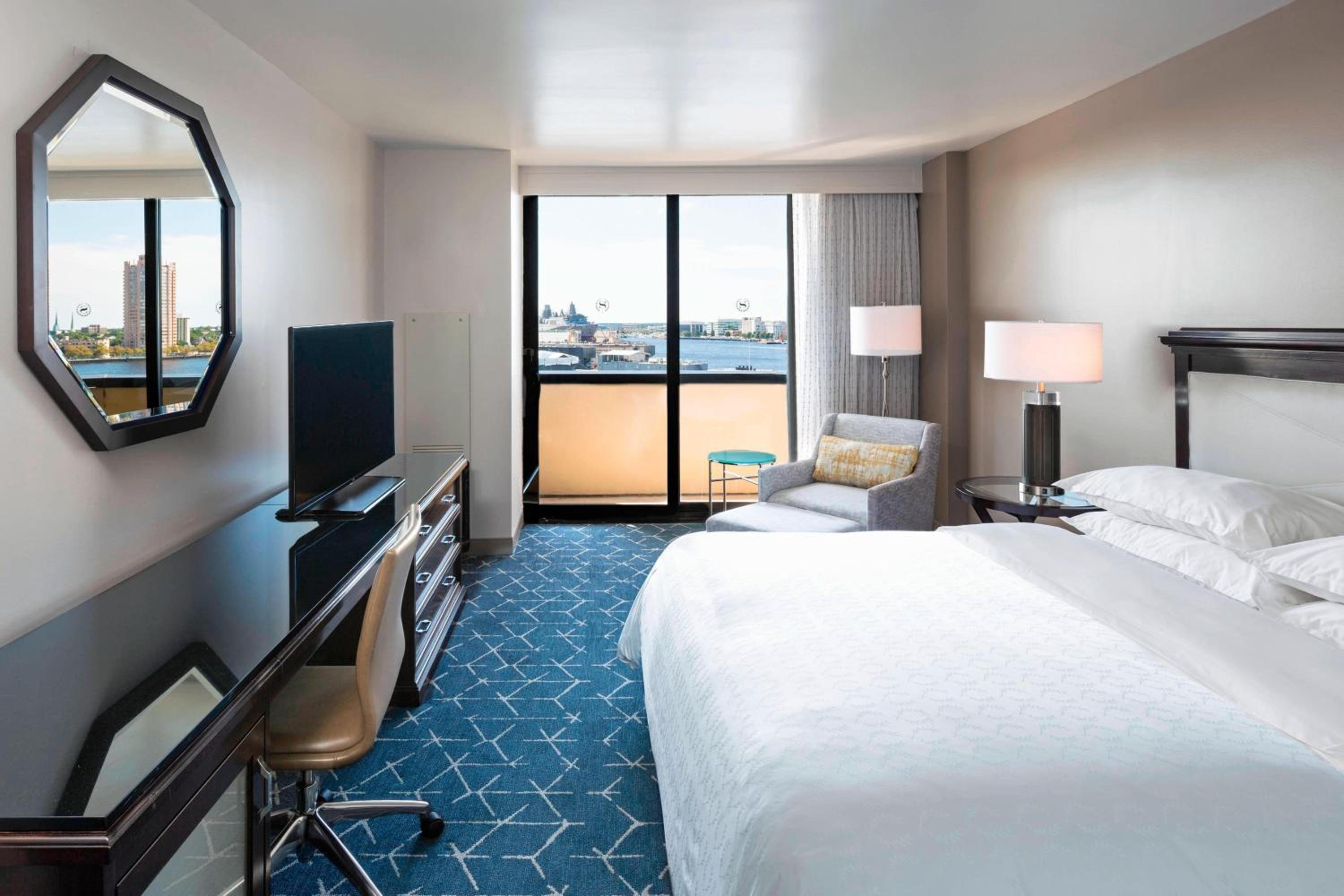 Club lounge access, Guest room, 1 King, Harbor view