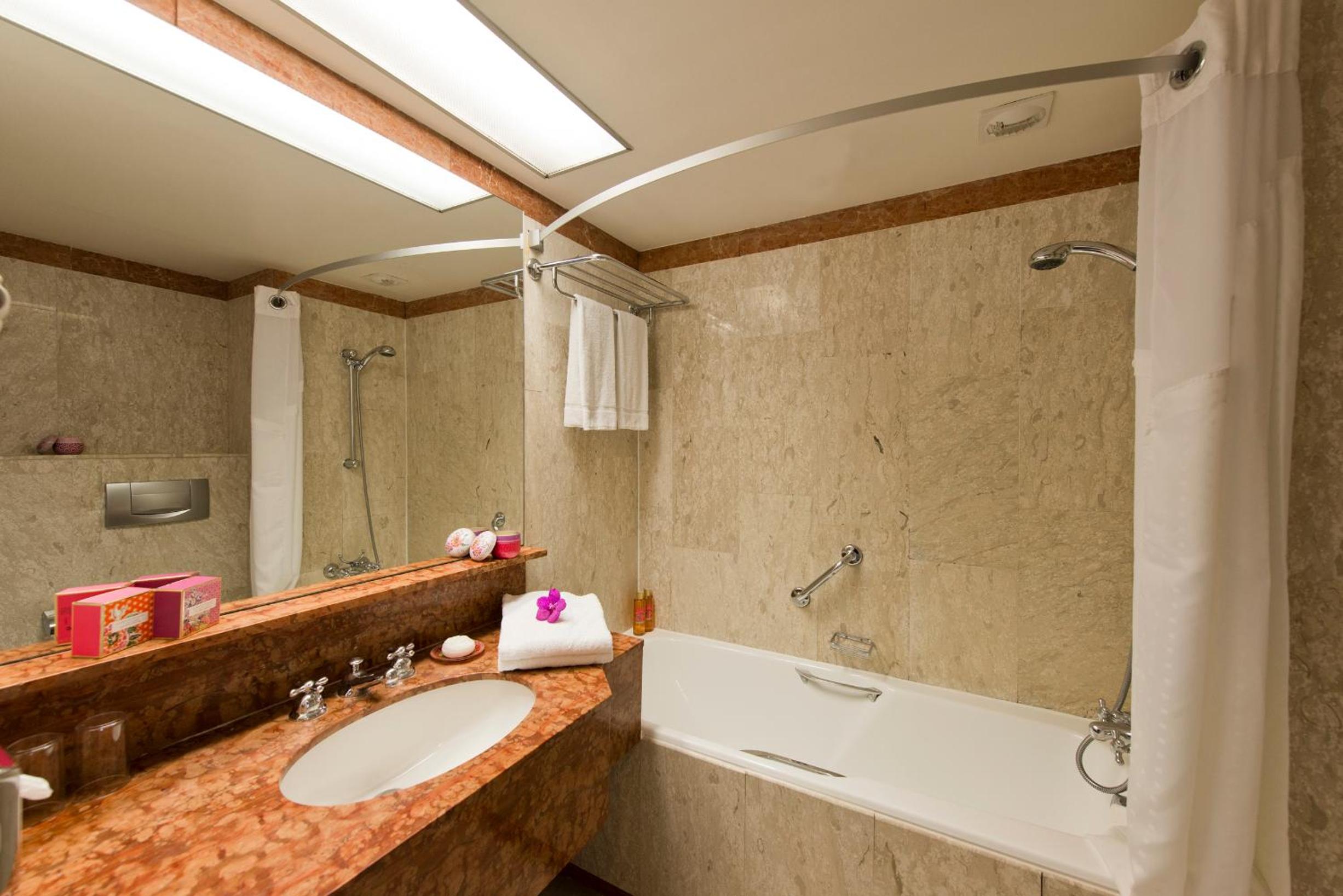 1 King Bed 2 Single Beds 2 Bedroom Suite