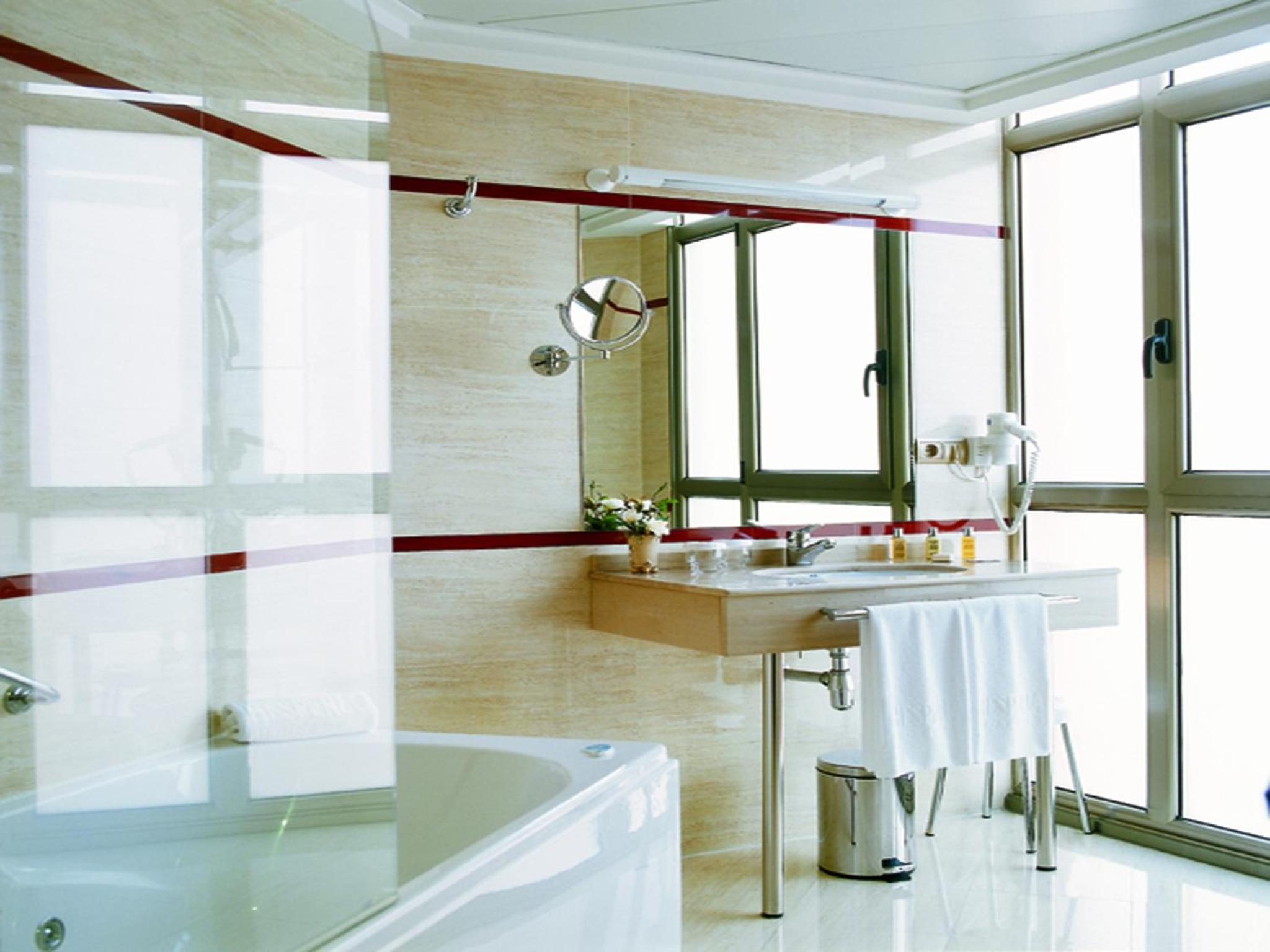 Family Room (2 Adults + 2 Children)