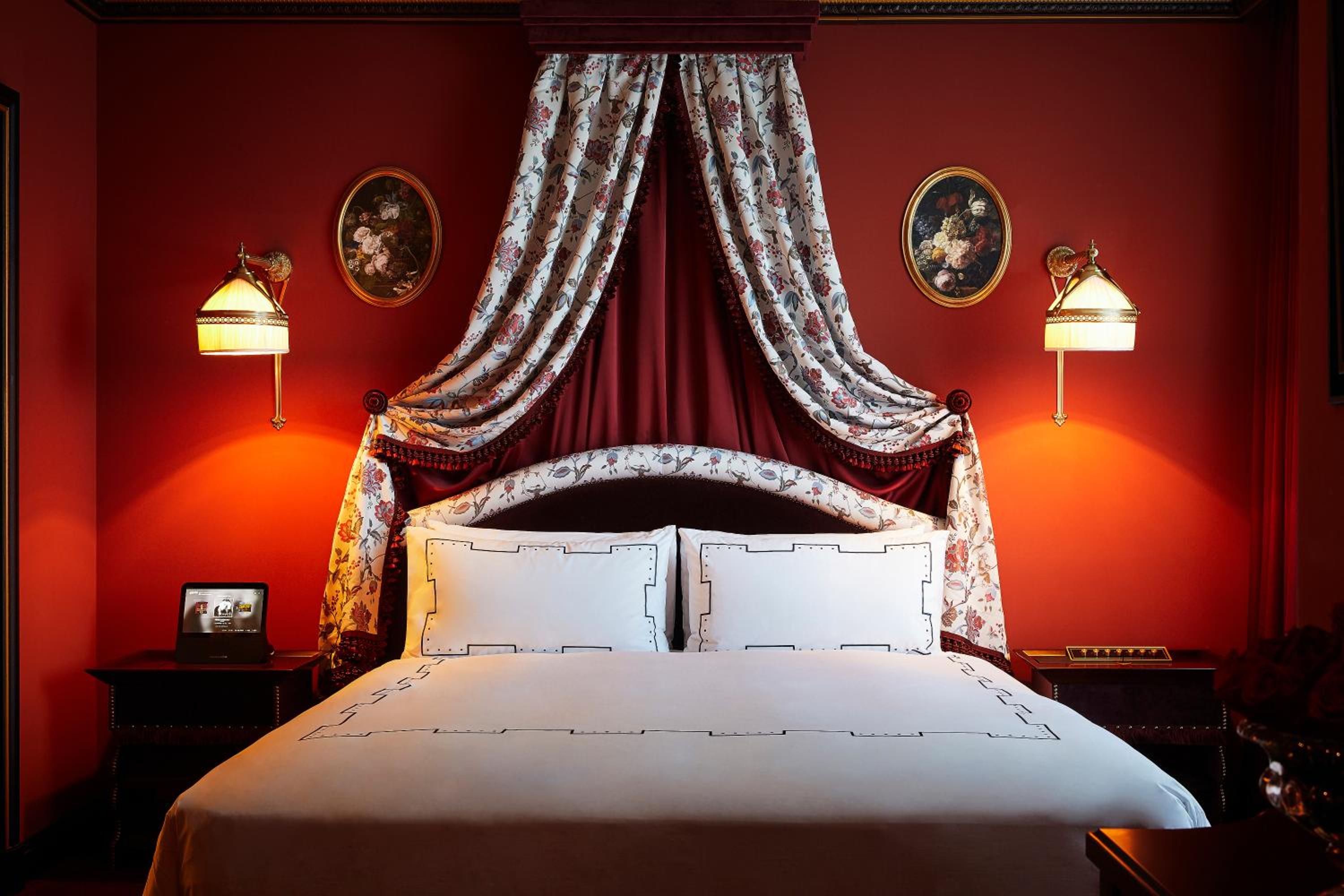 6th Annivasary Special Offer - Secret Deluxe King, Free Breakfast For 2 At Club Lounge On 7f