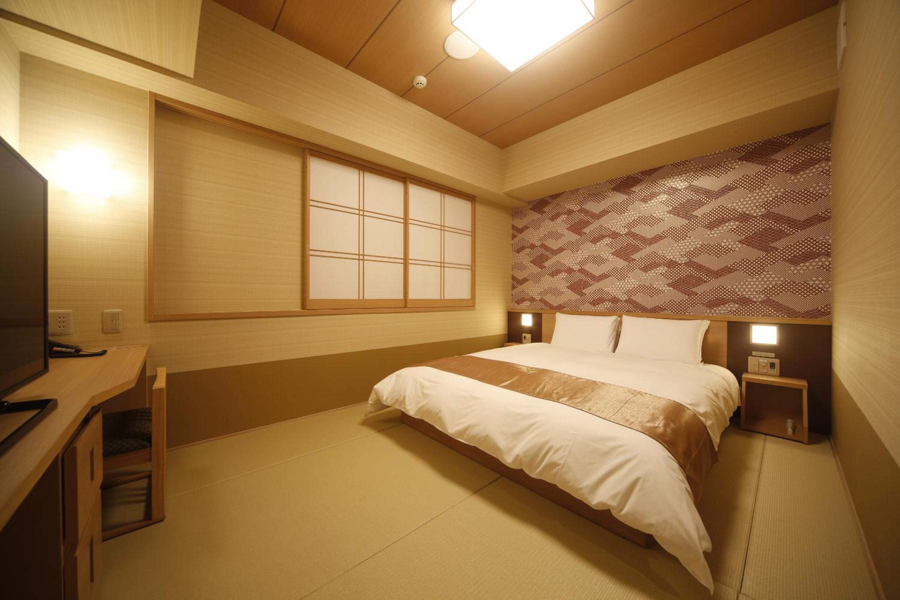 Adjoining Standard Queen Room with Tatami Floor