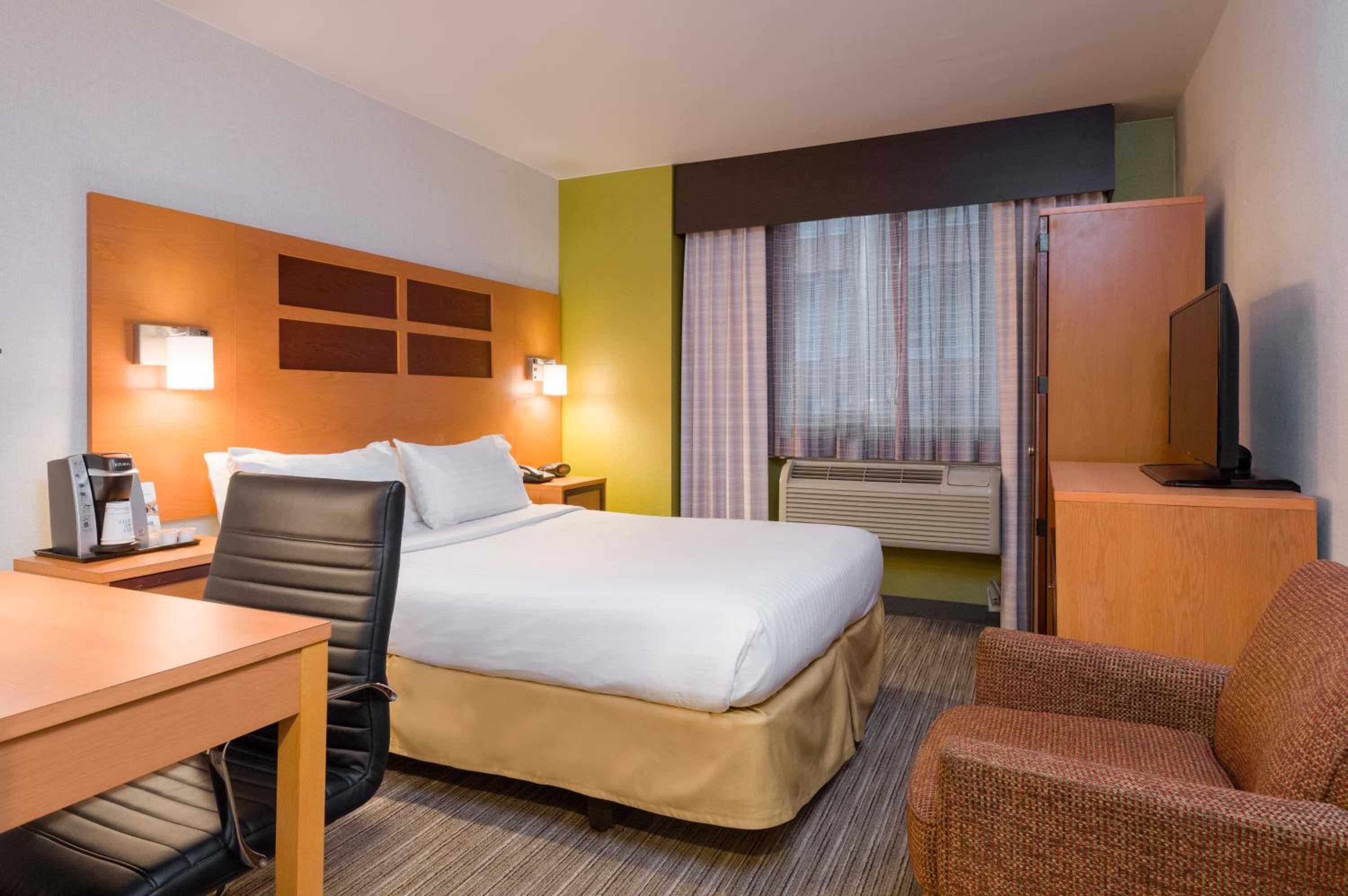 Double Room with Roll-In Shower - Hearing Accessible