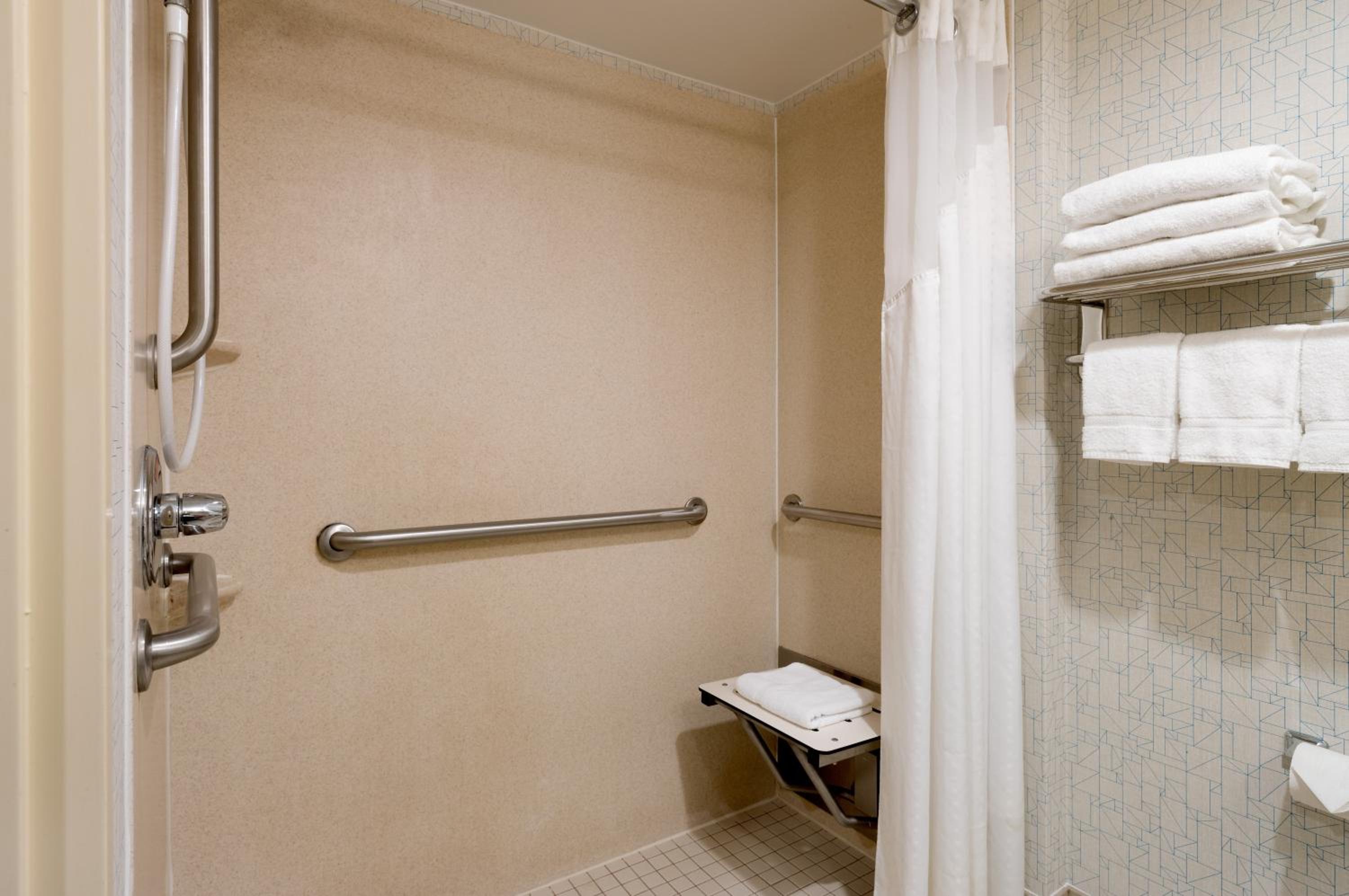 Double Room with Roll-In Shower - Hearing Accessible