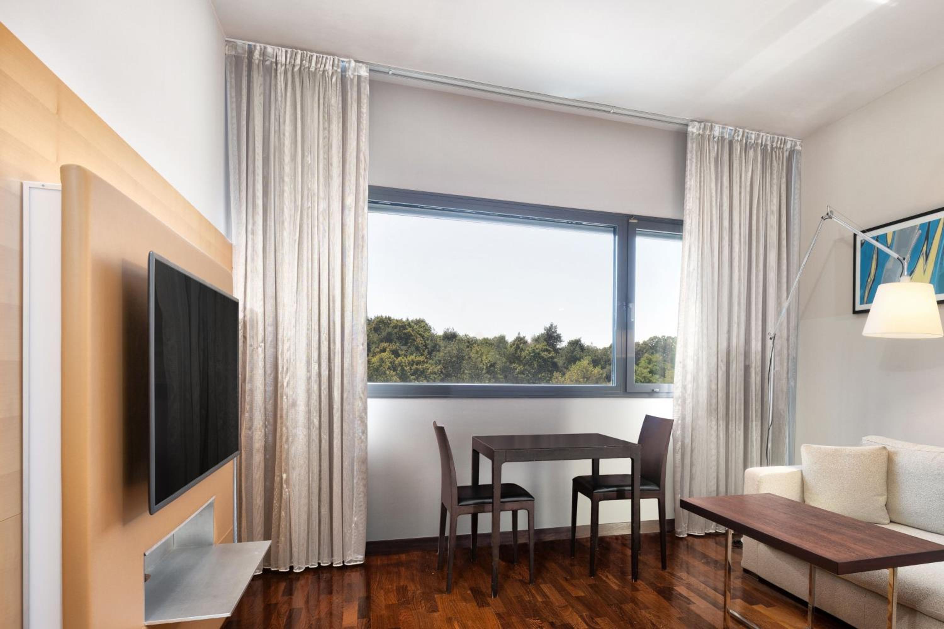 Junior Suite, 1 Bedroom Junior Suite, 1 King, Garden view