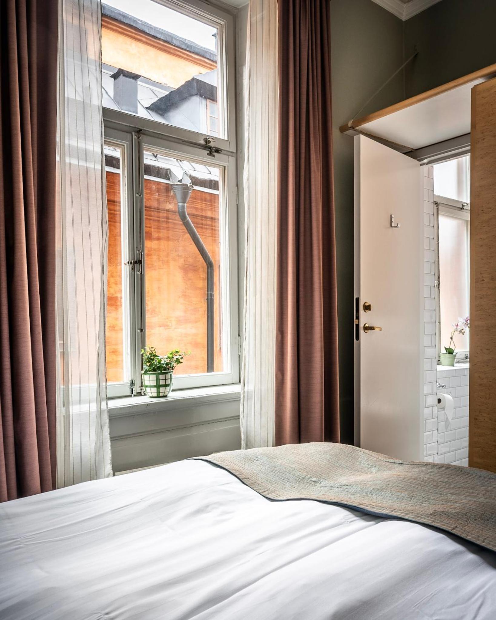 Small Double Room (55 in bed)