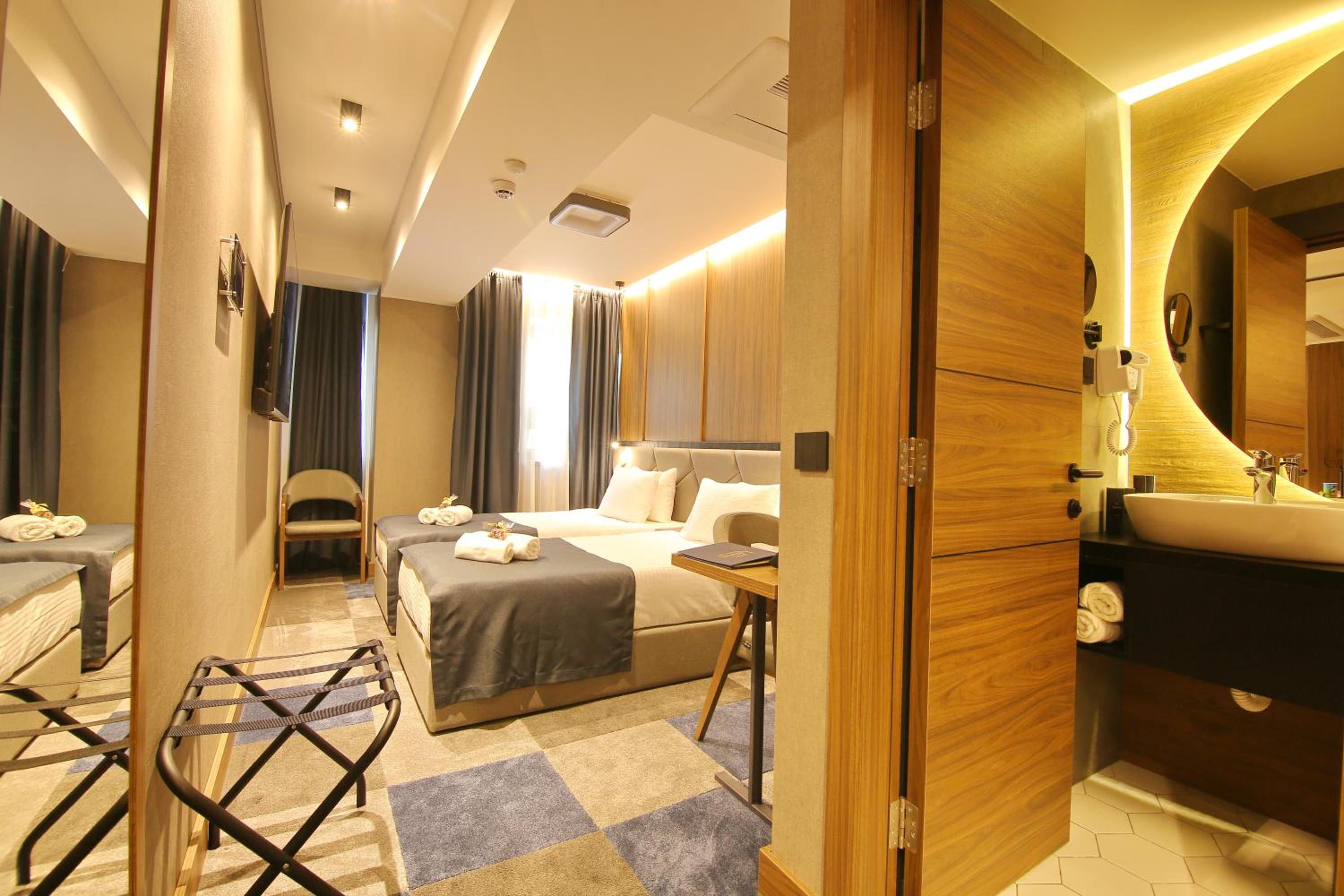 Superior Connecting Room