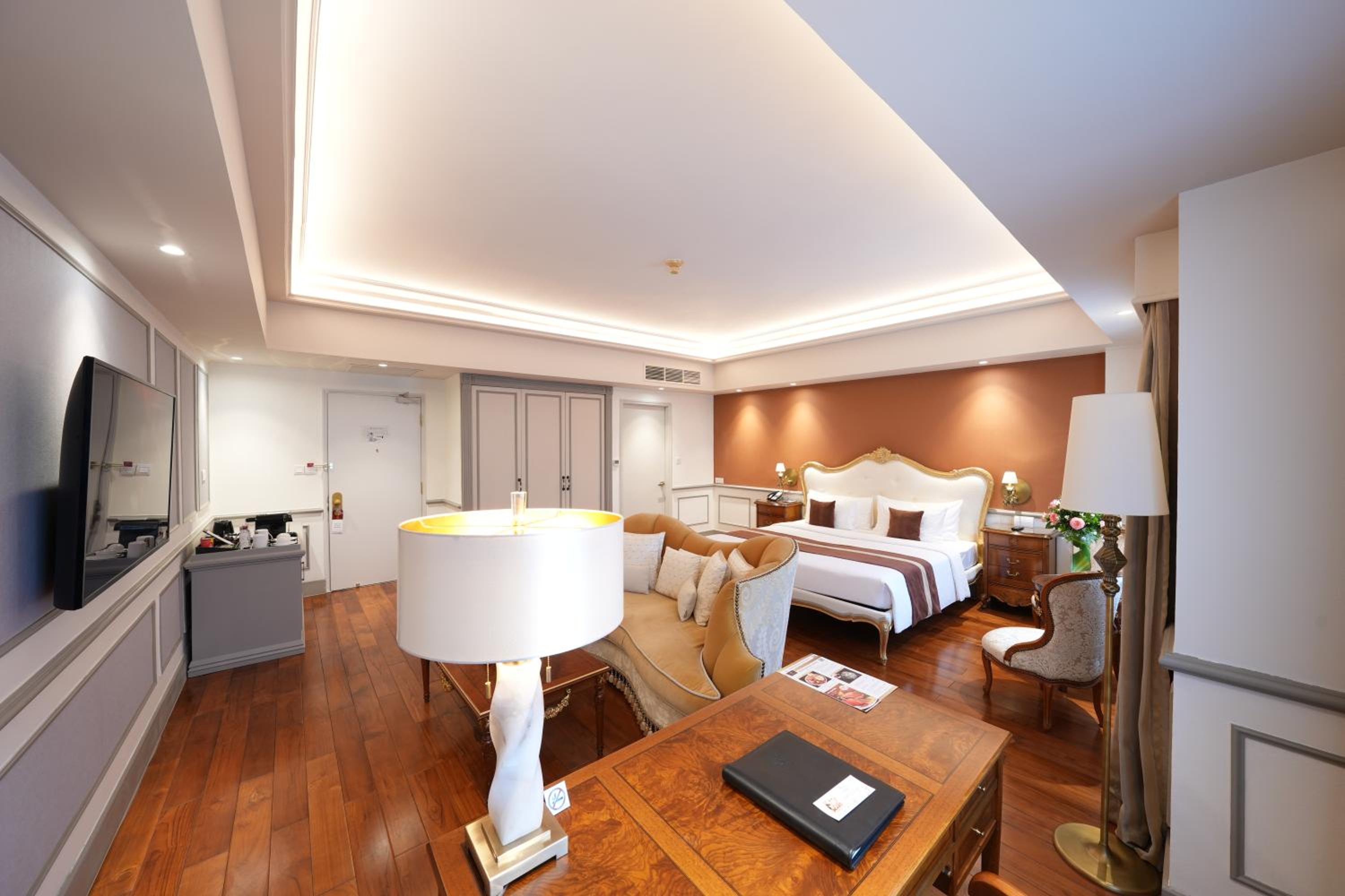 Club Grand Suite with Club Access with Afternoon Tea and Evening Cocktail
