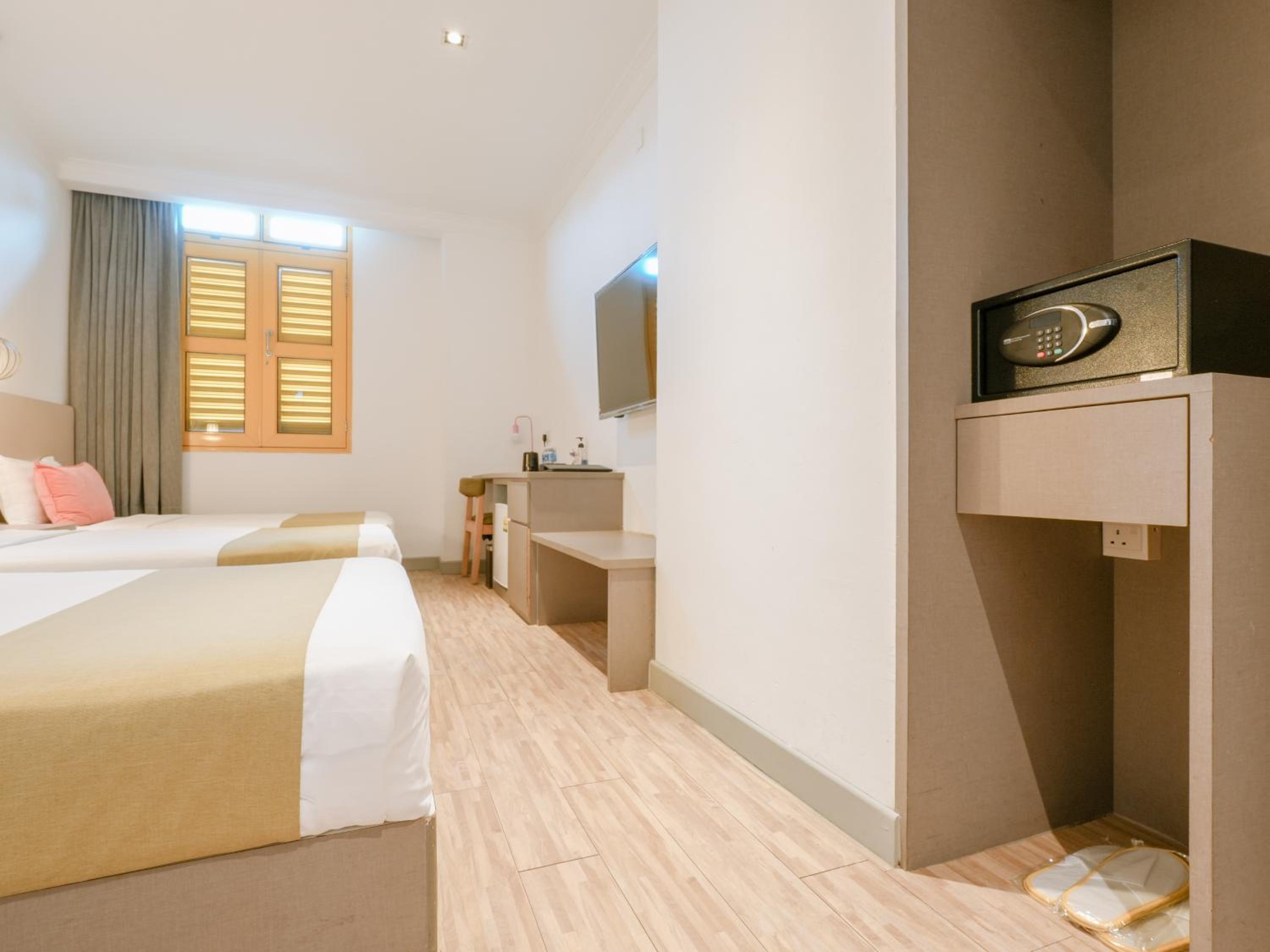 Deluxe Family, Window