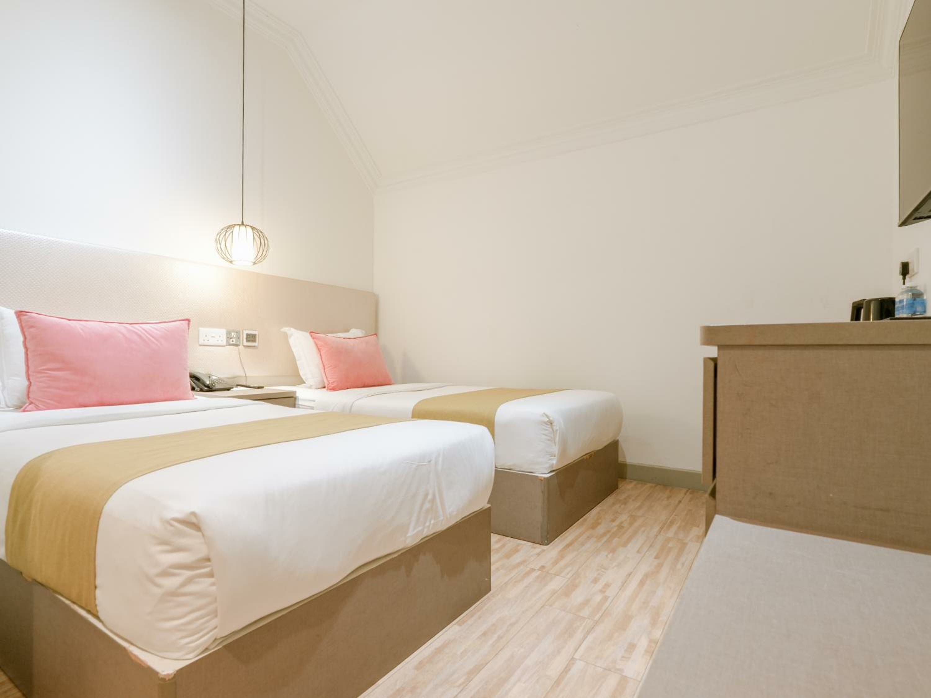 Superior Twin, No Window