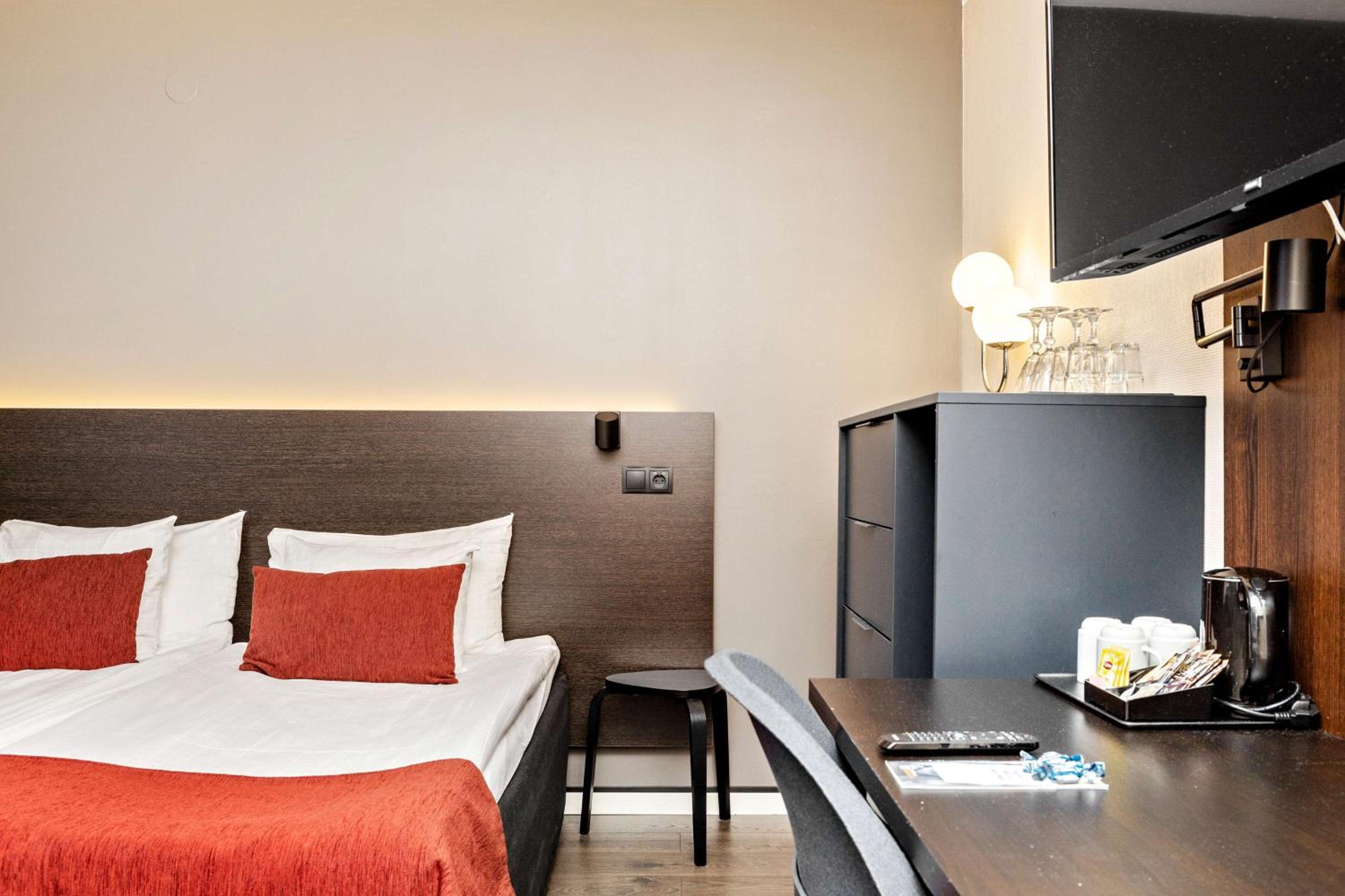 Family Queen Room with Sofa Bed - Non-Smoking