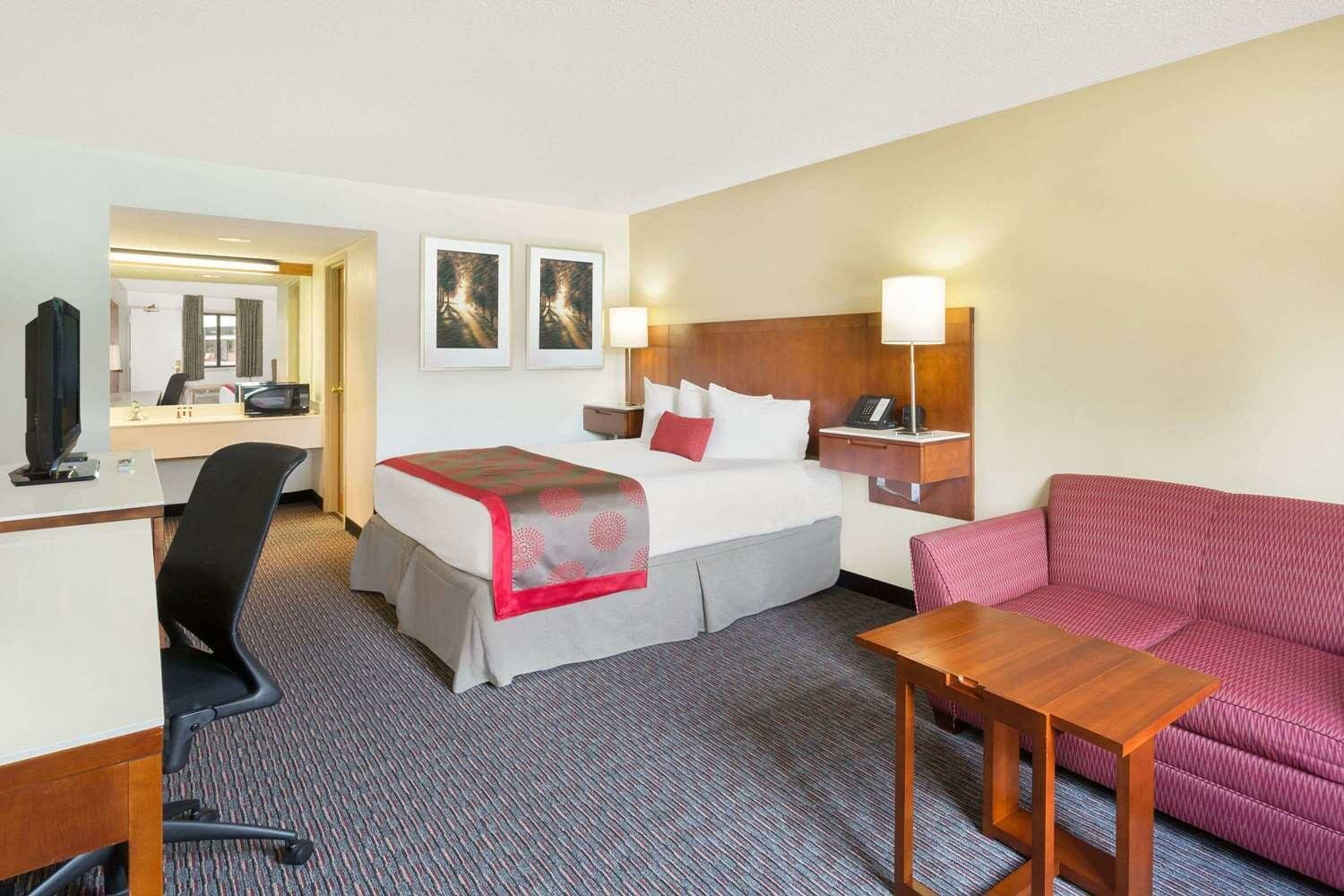 Deluxe King Room - Non-Smoking