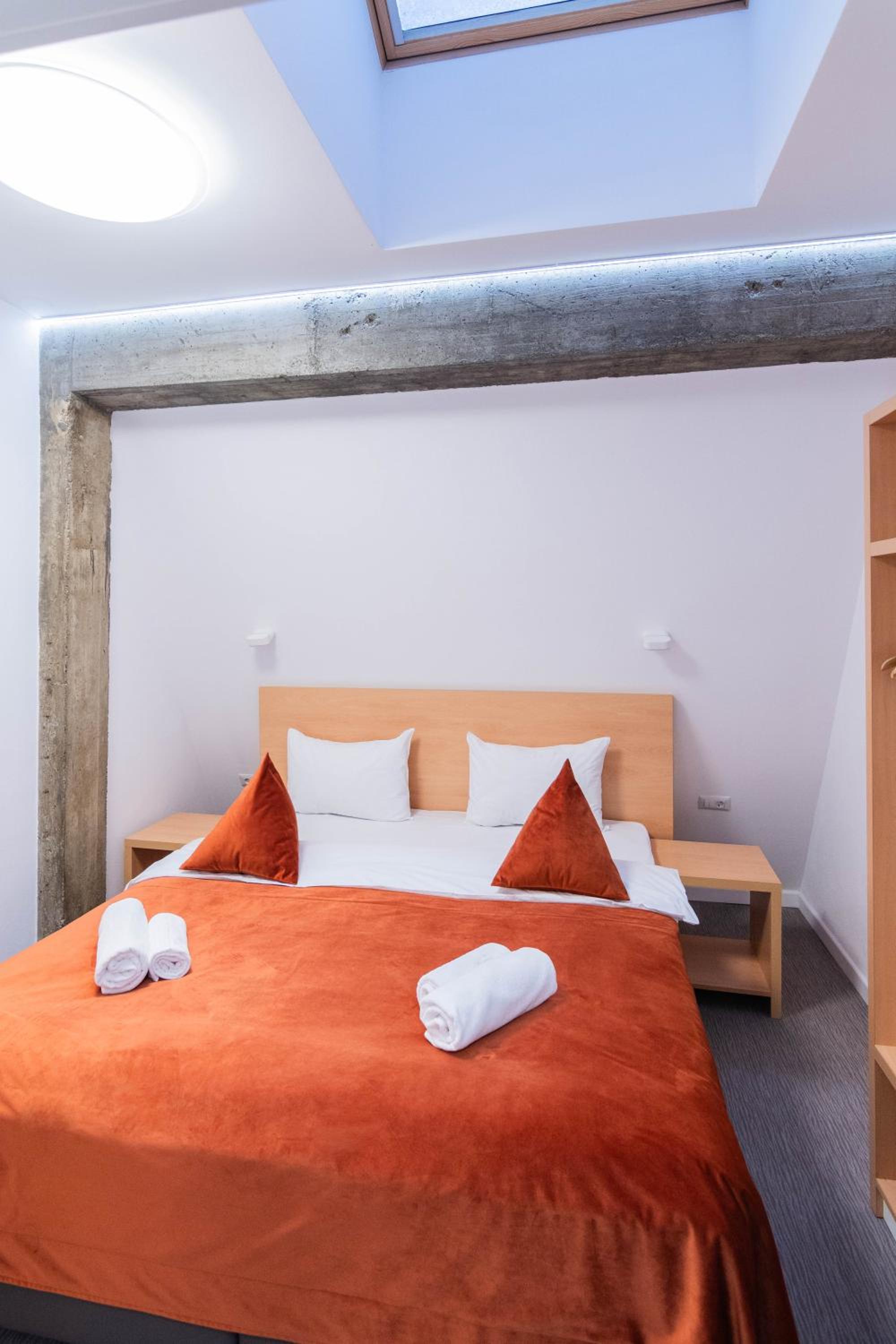 Apartment with Mountain View