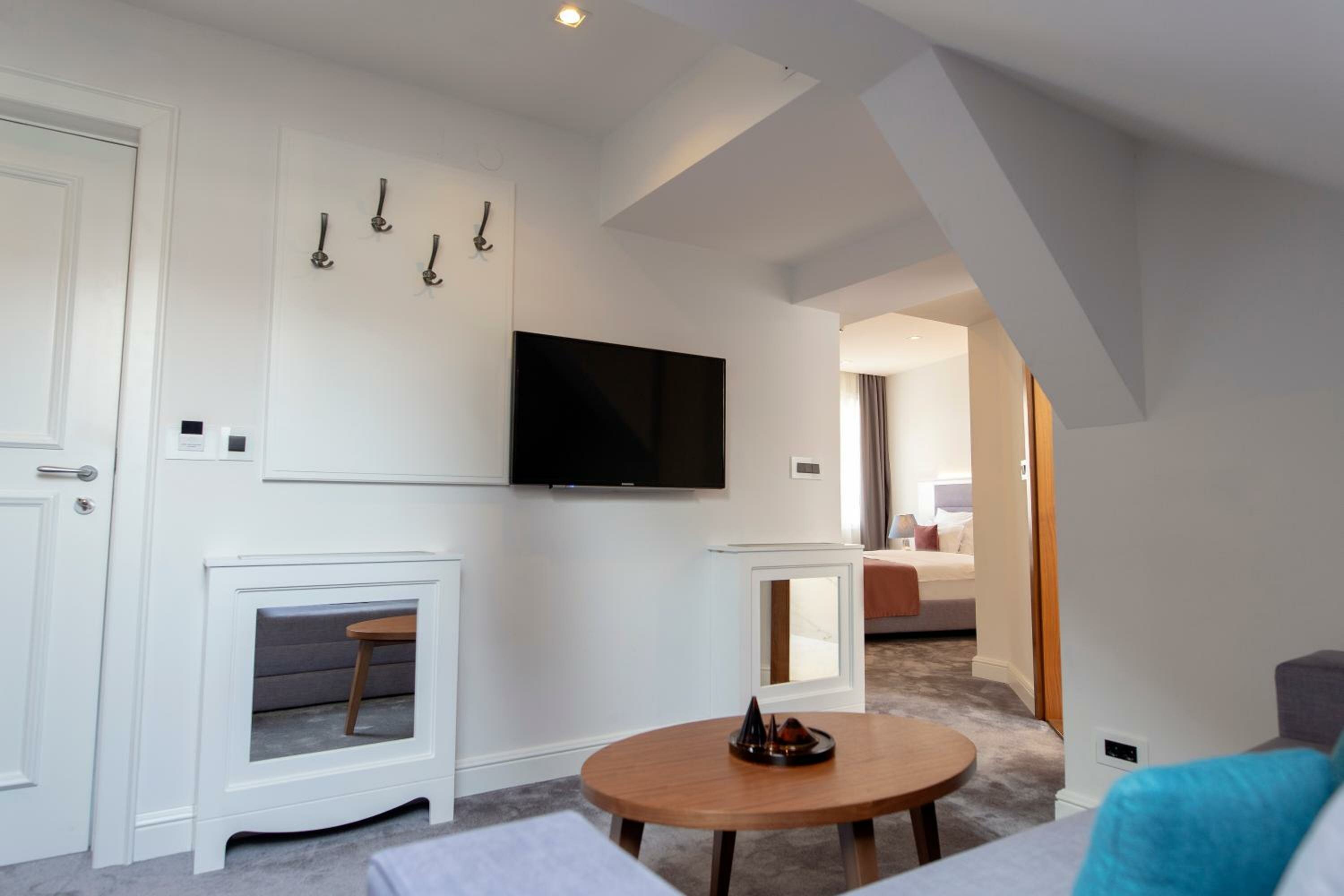 Two-Bedroom Apartment with Free Parking