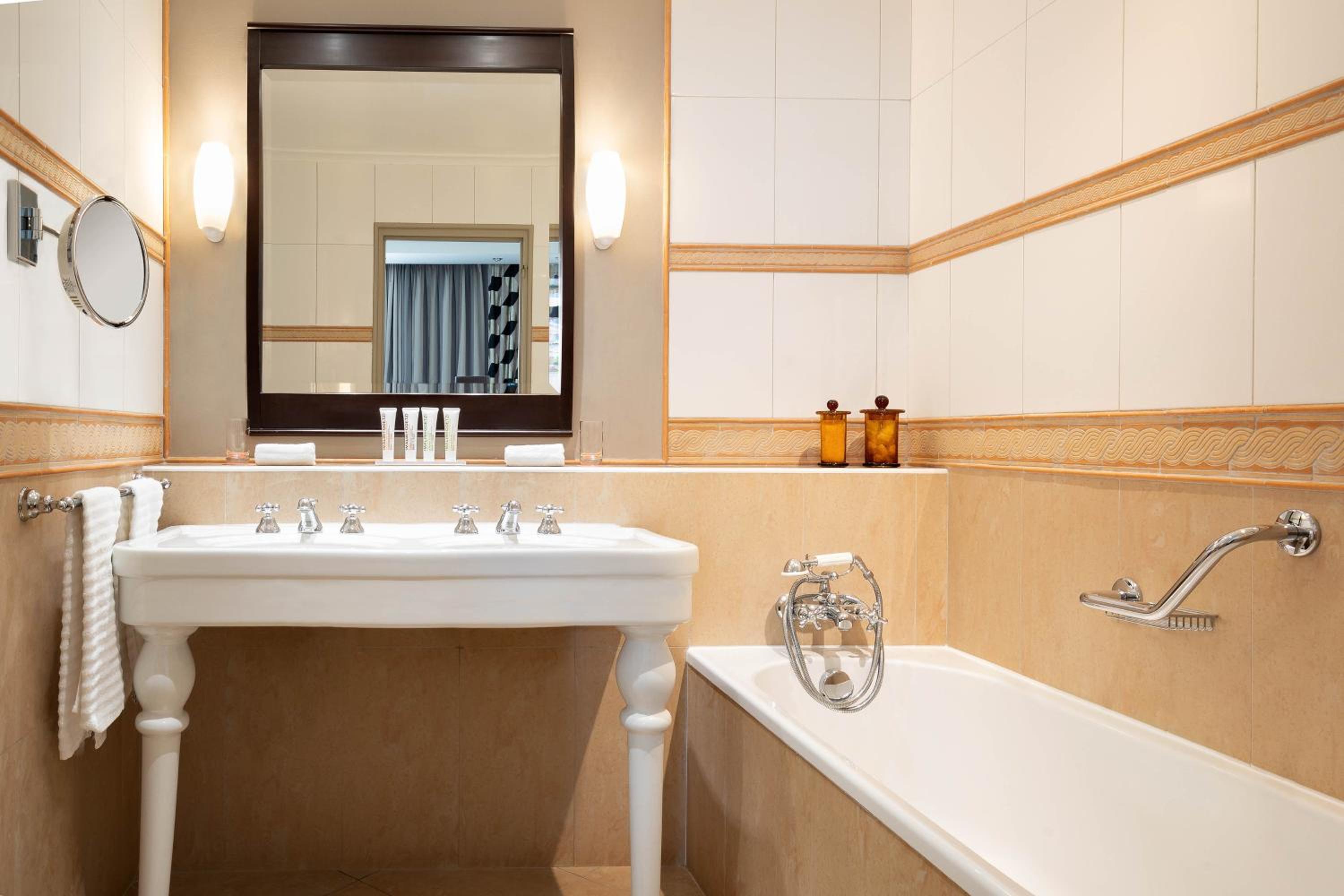 Junior Suite, 1 King, Sea view, High floor, Balcony