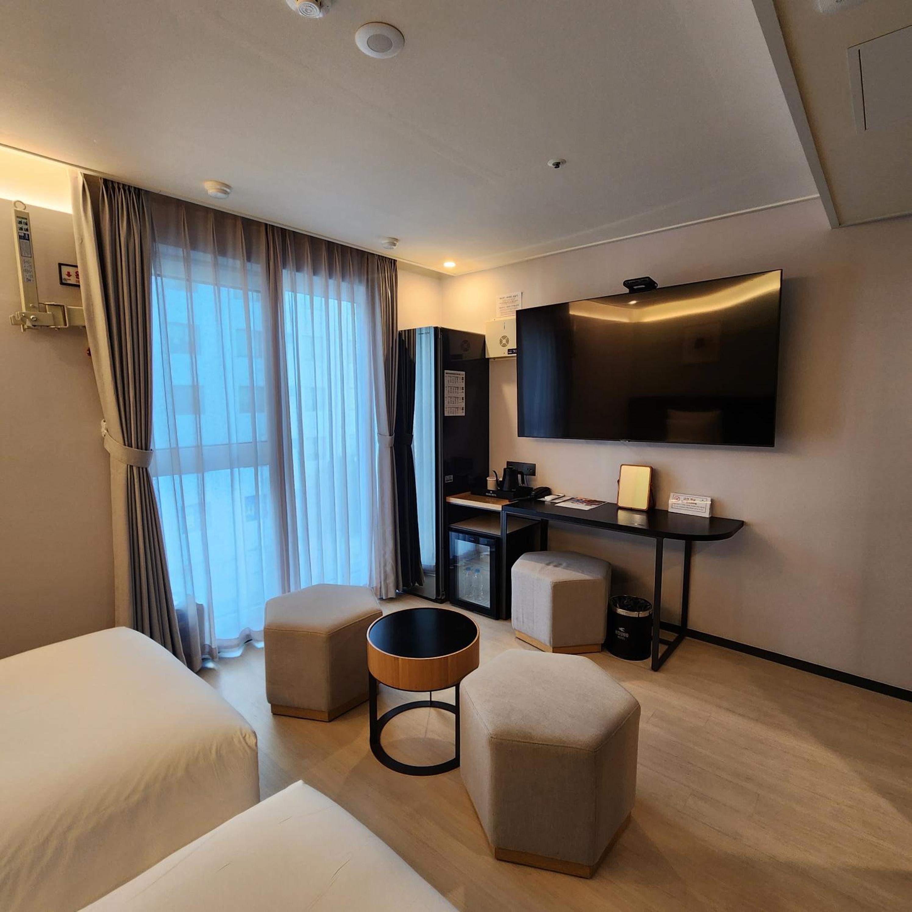 Deluxe Twin Room with Free access to Rooftop pool