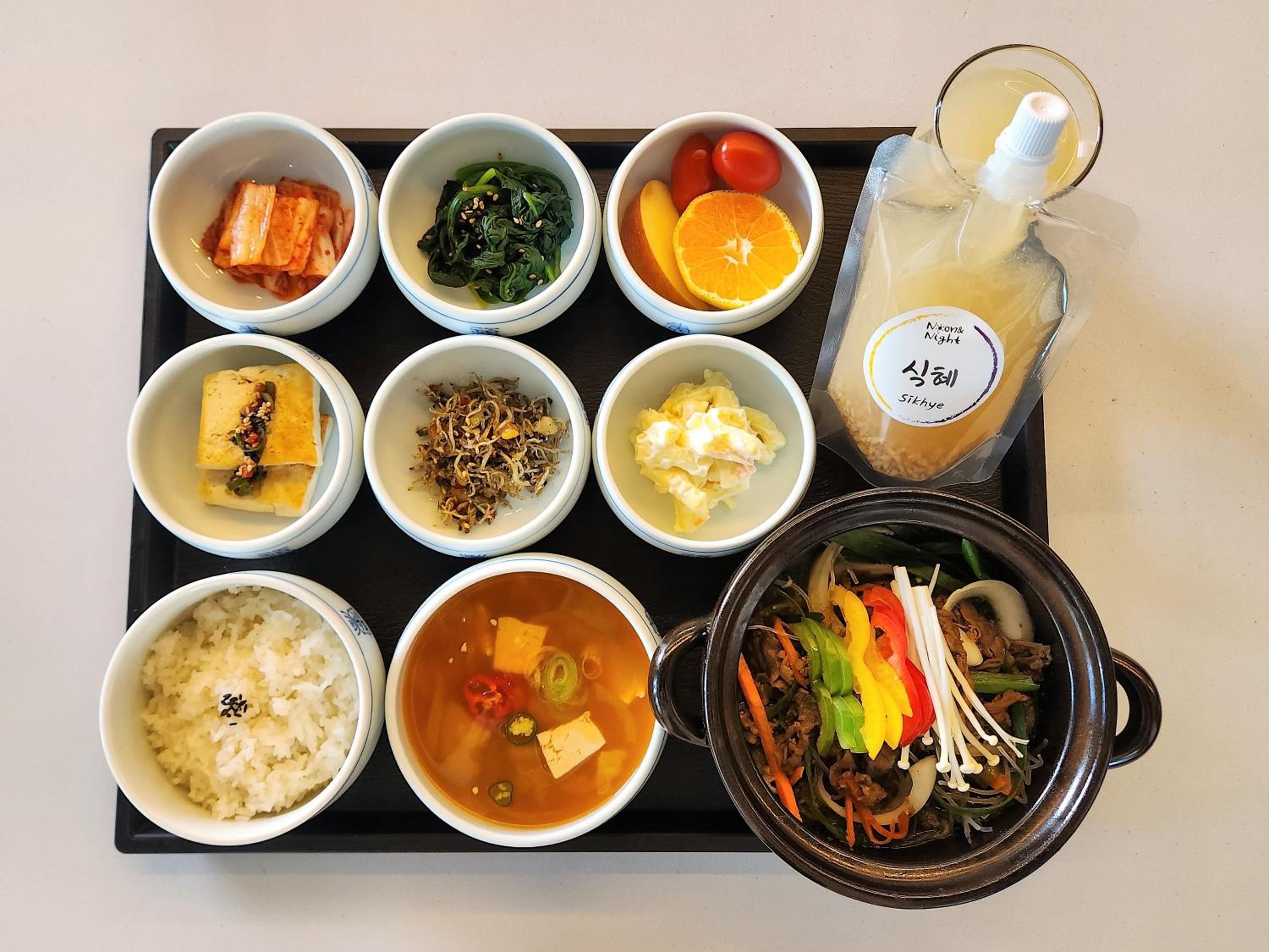 [A LA CARTE Breakfast PKG for 2] Standard Double Room with Free access to Rooftop pool