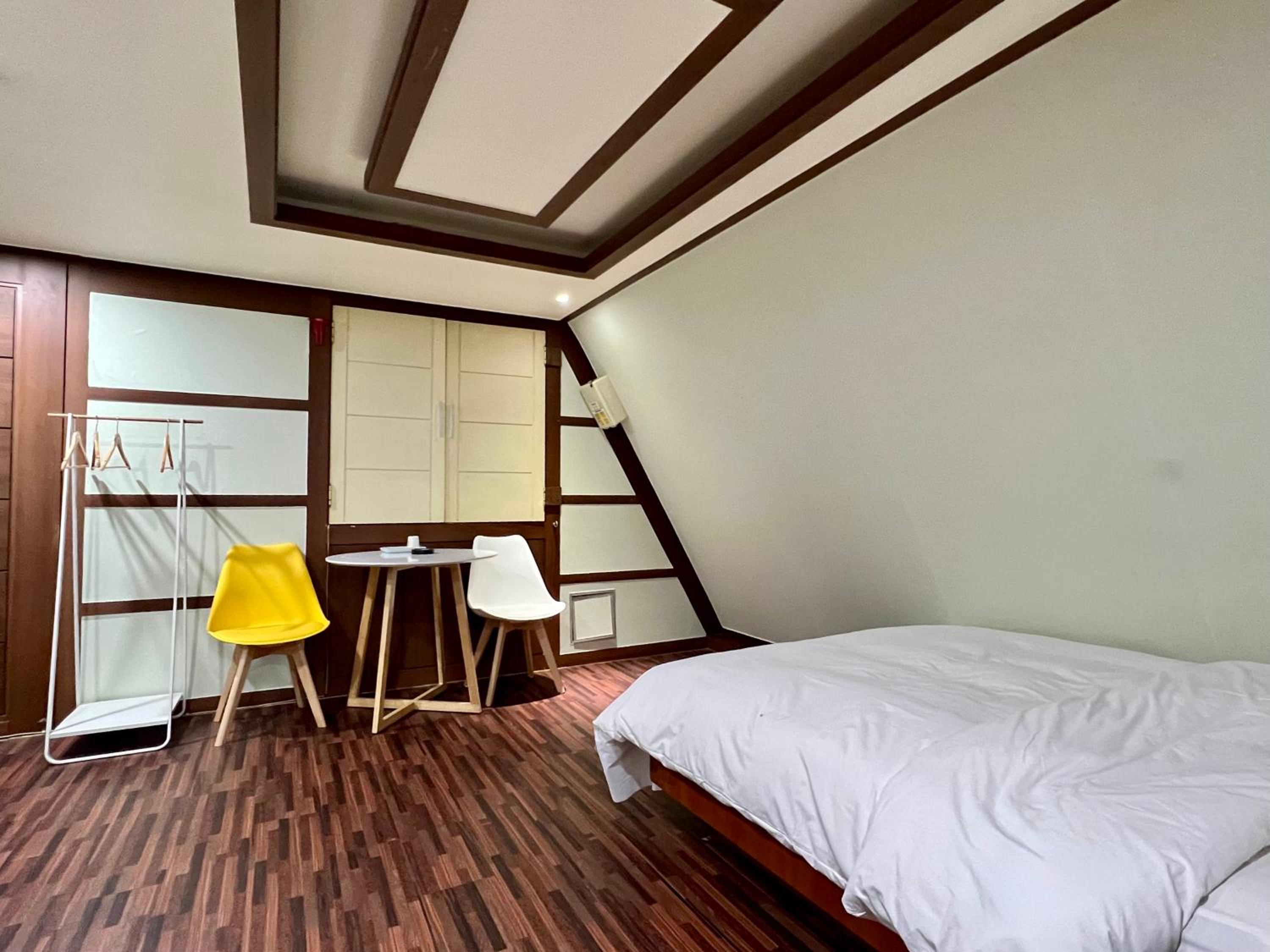 Deluxe Queen Room - No Parking Allowed