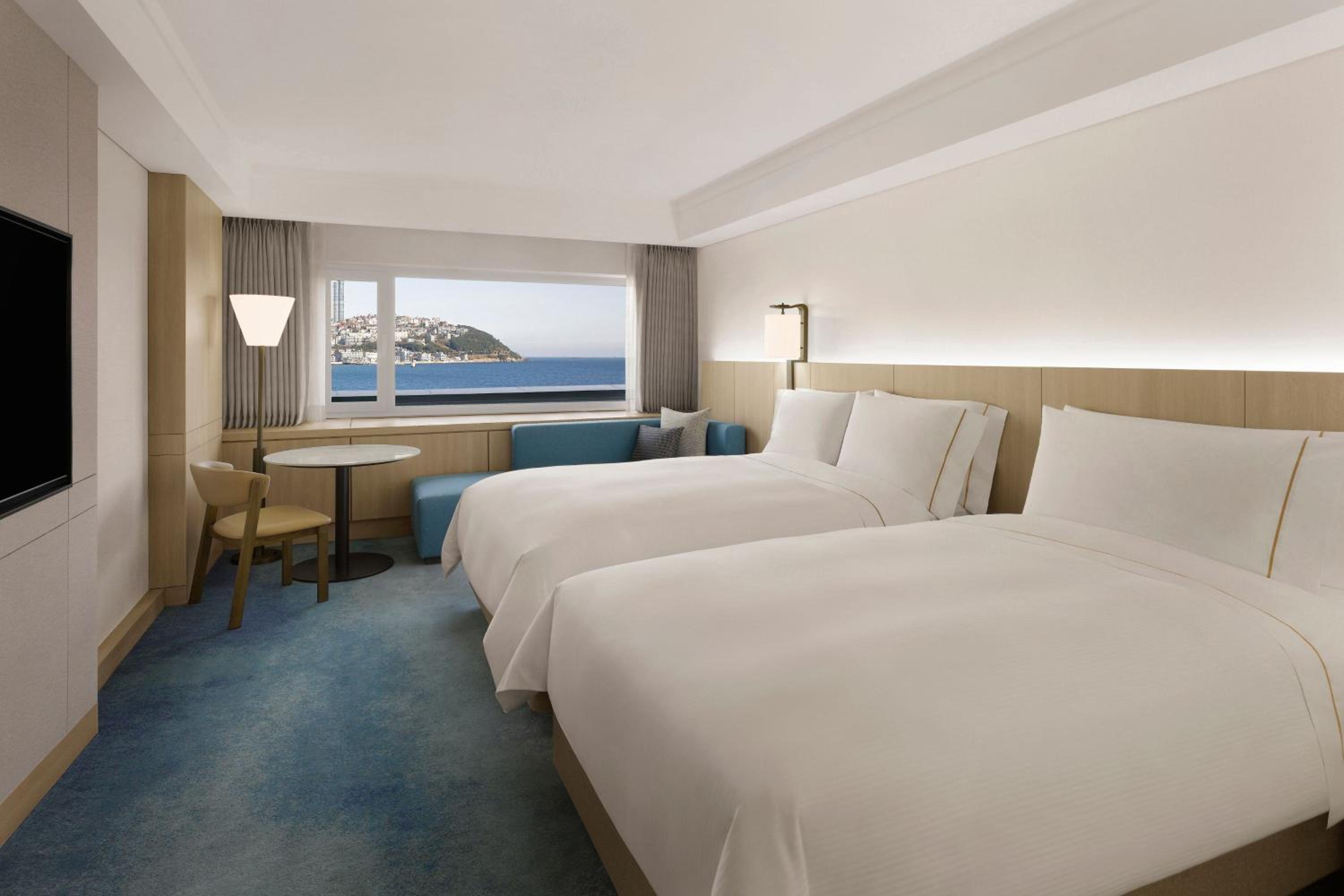 Low Floor Beach Family, Deluxe  1 Queen and 1 Twin, Partial sea view, Low floor