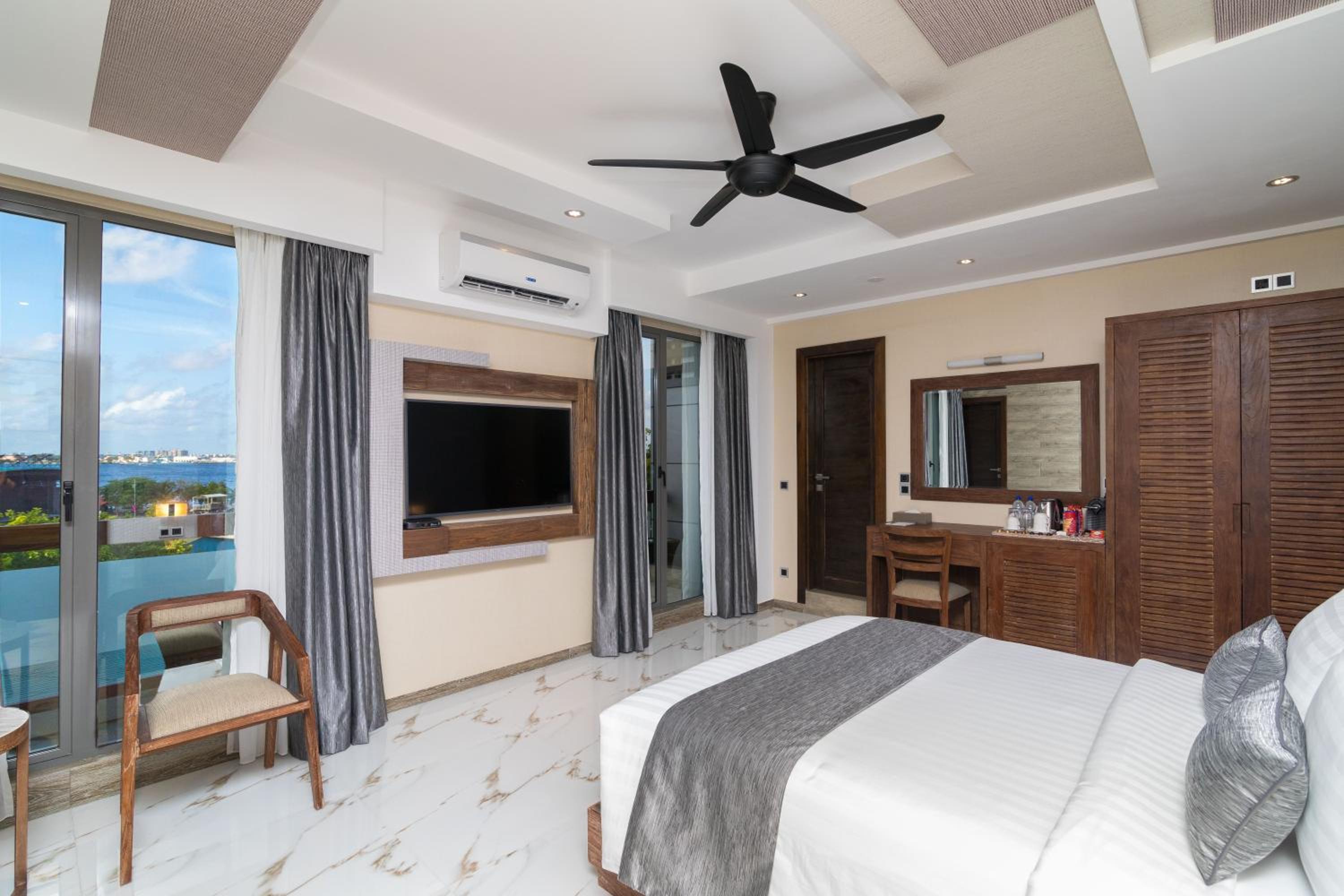 Samann Suite with Balcony (Free Return Airport Transfer)
