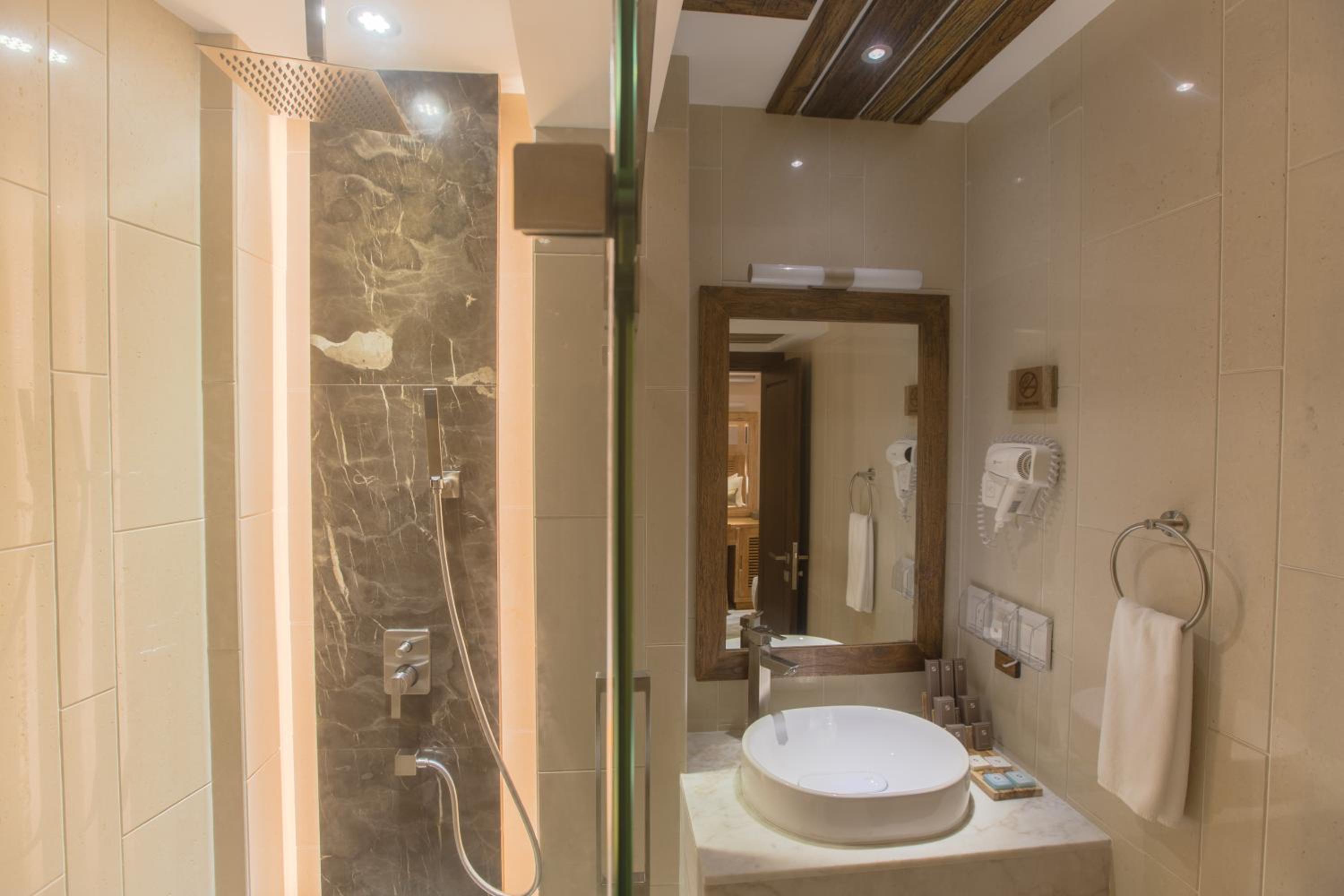 Samann Suite with Balcony (Free Return Airport Transfer)