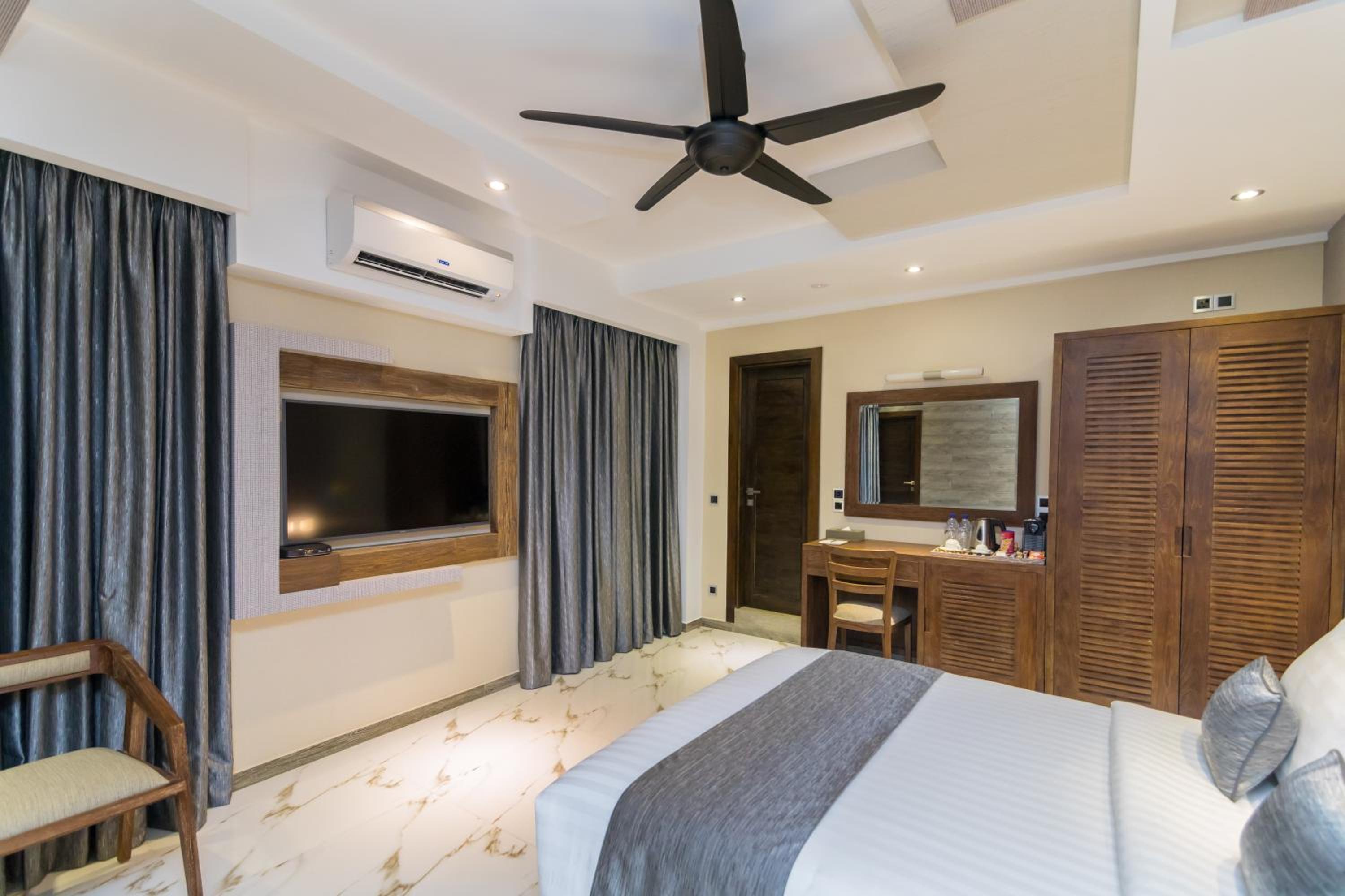 Samann Suite with Balcony (Free Return Airport Transfer)