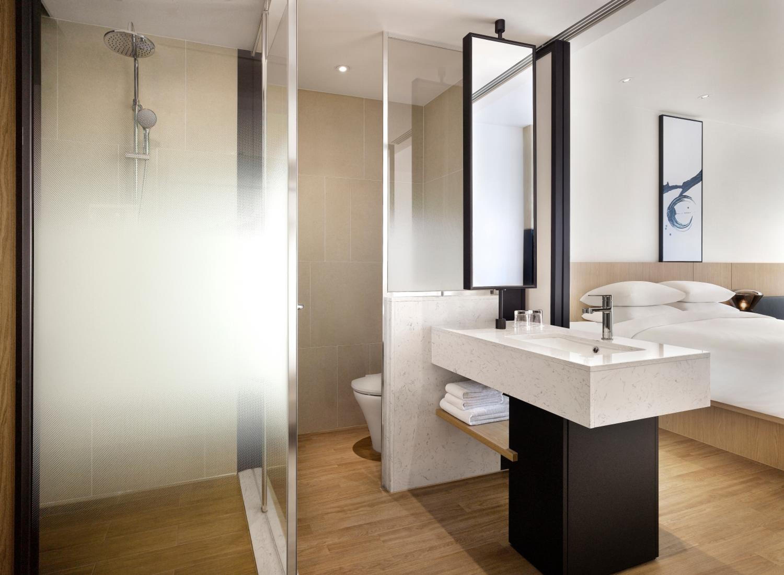 Deluxe Guest Room - High Floor, 1 King Bed, Sea view