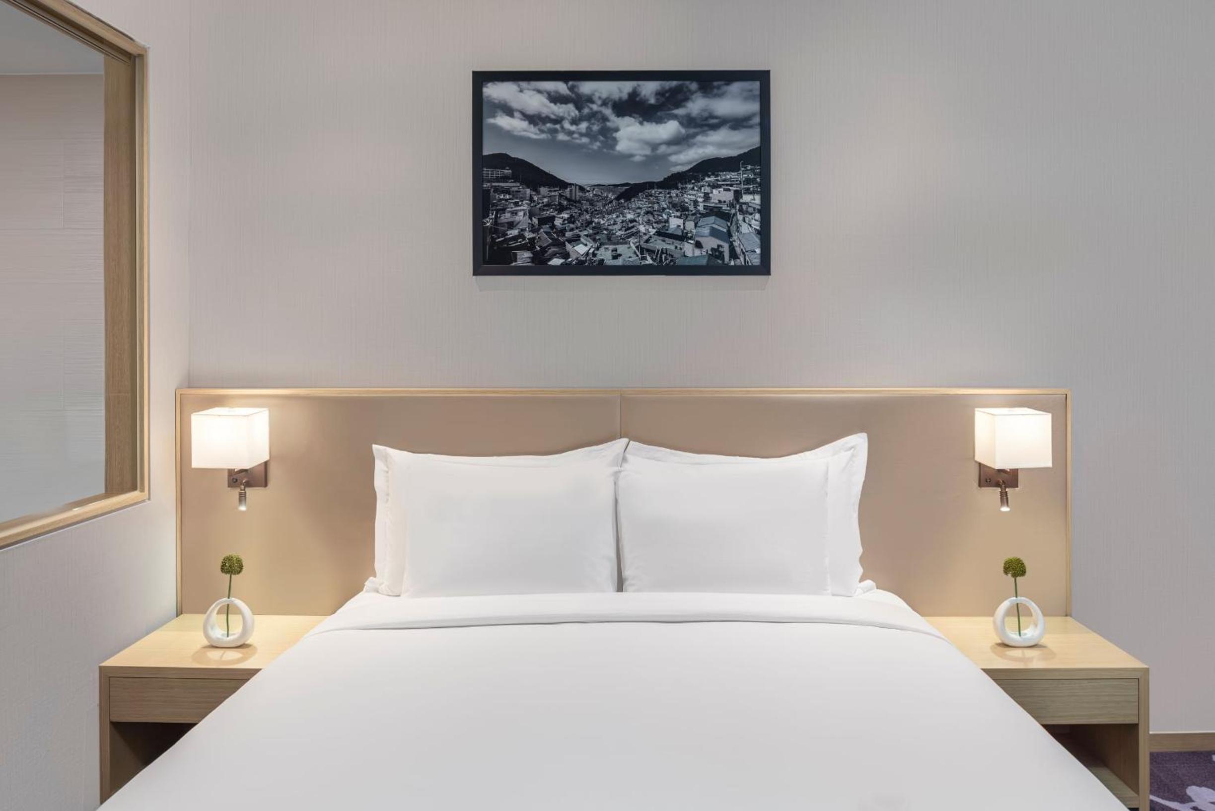 Deluxe King Room with City View