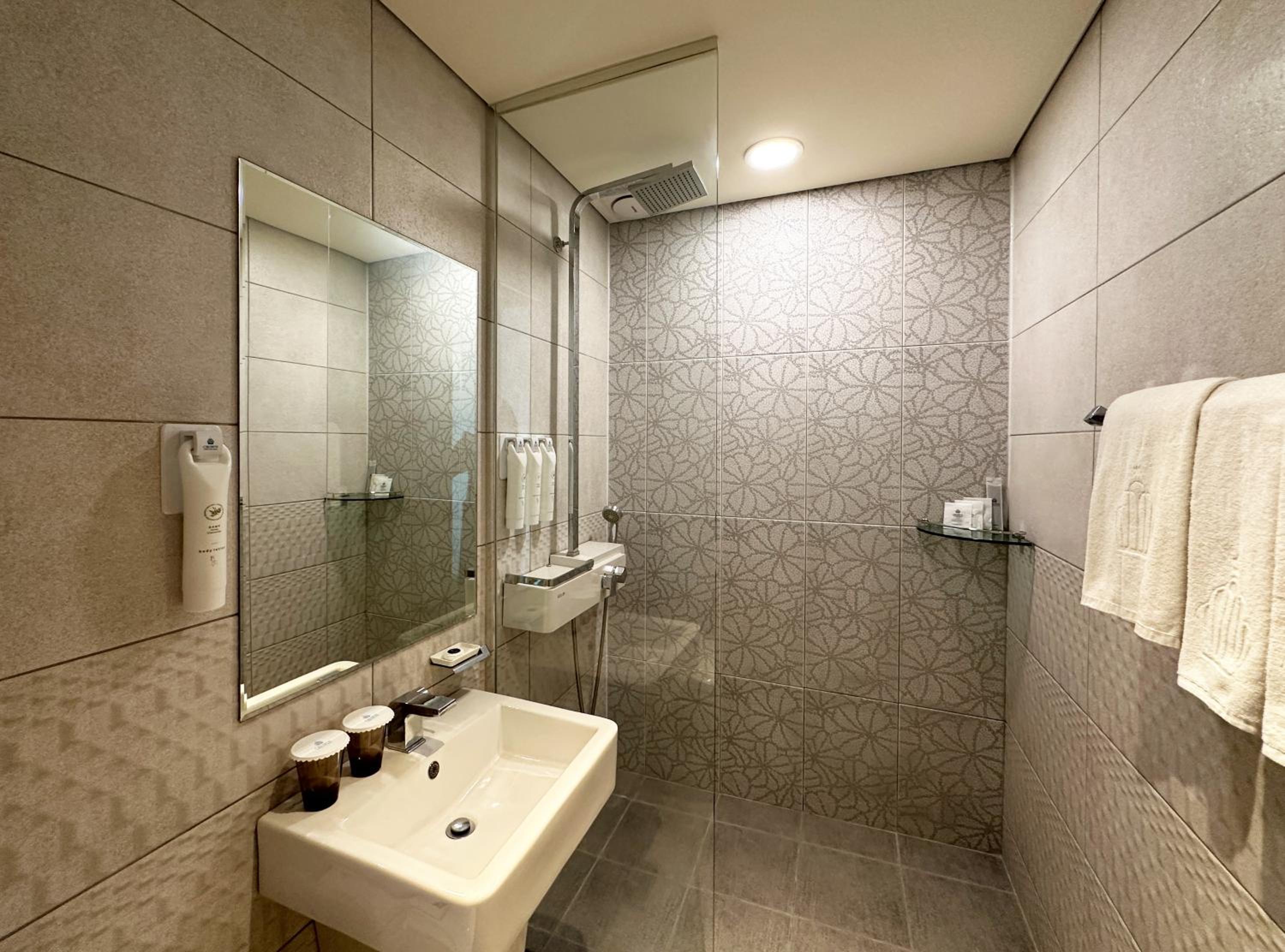 Executive Suite Harbor - [Luxury Ef Lounge Pkg] Breakfast For 2 + 2 Beverage Ticket + Lounge Available