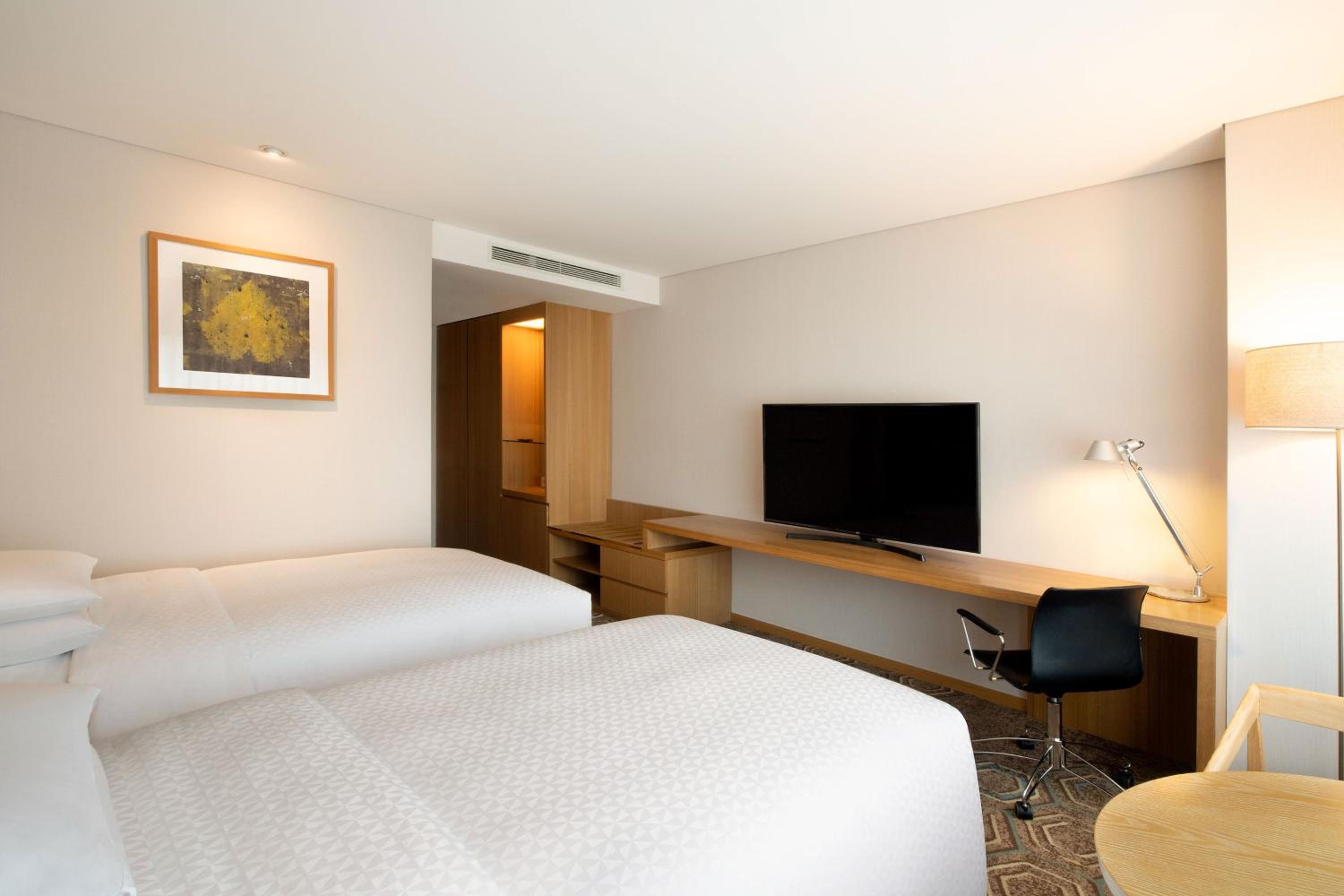 Premium, Guest room, 2 Twin/Single Bed(s), City view