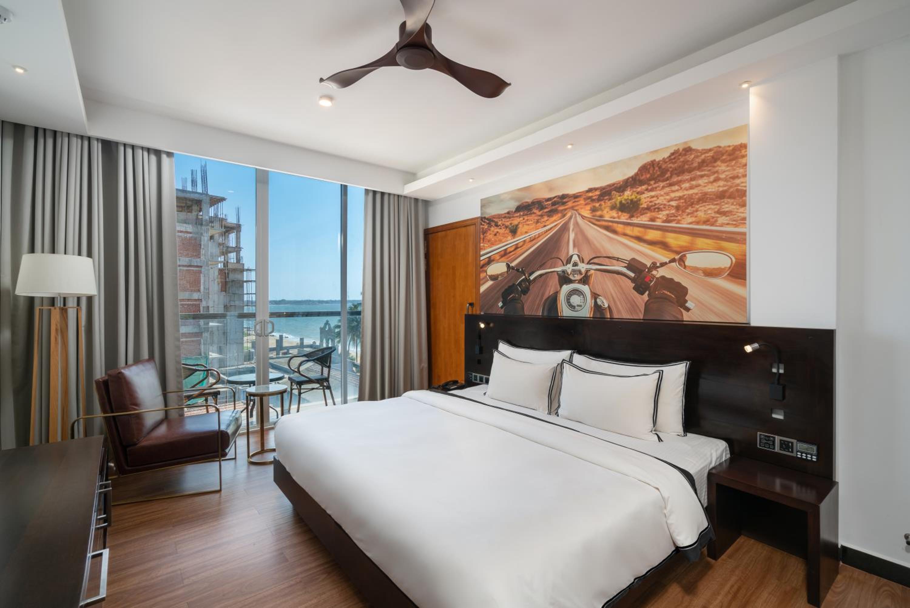 Super Deluxe King Room with Lateral Sea View and Balcony 