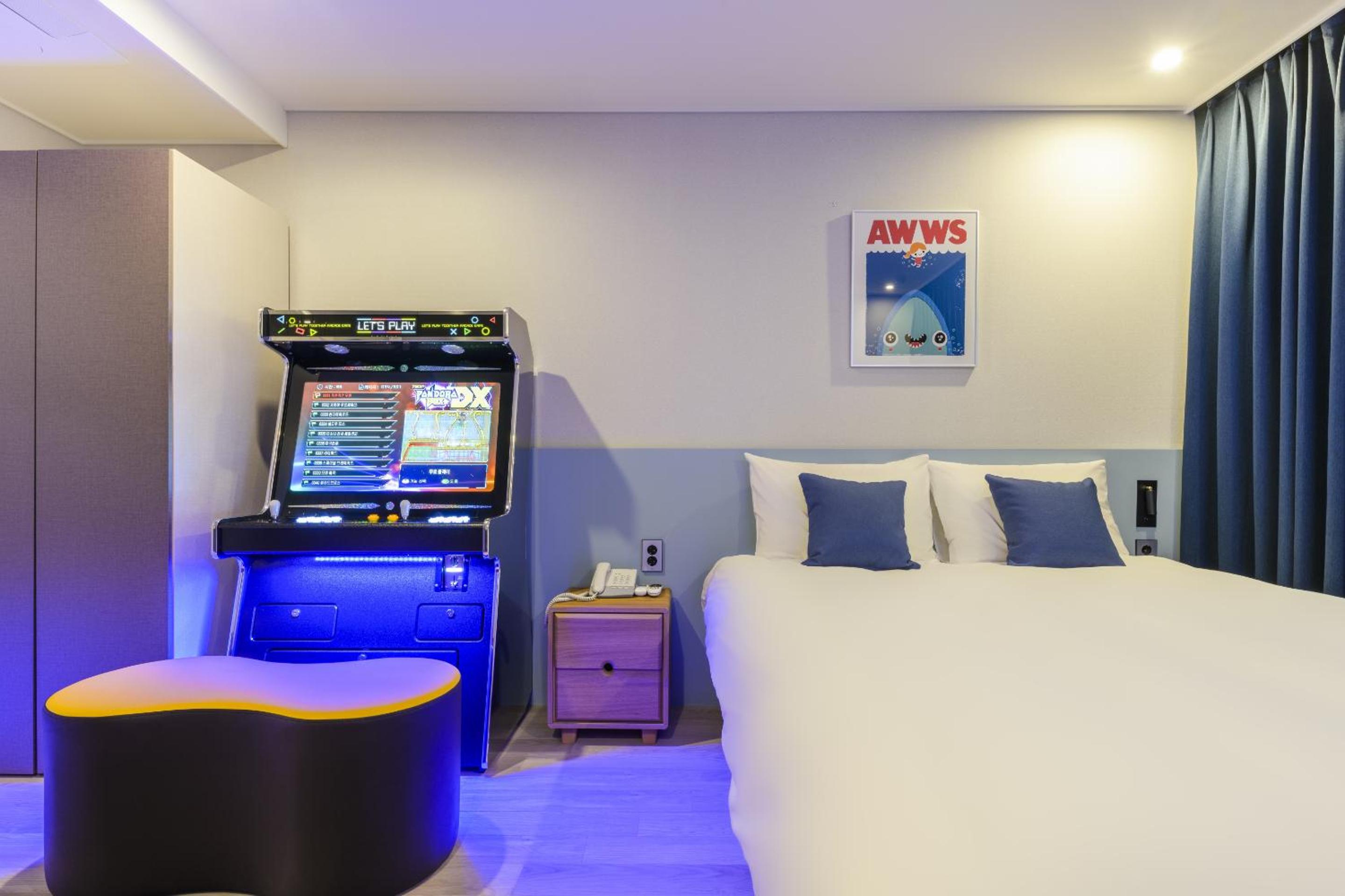 Play Room Queen (No View)