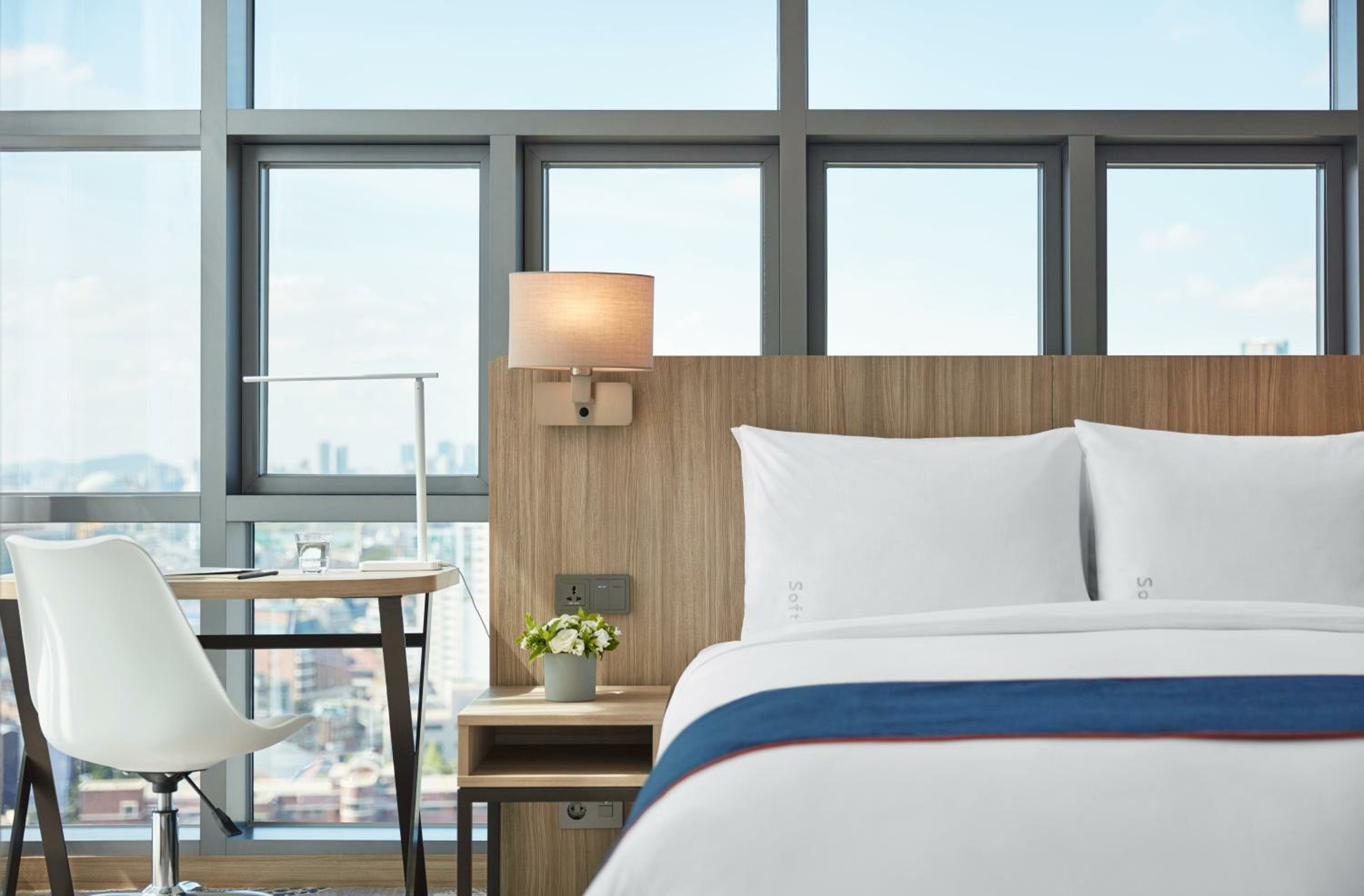 Standard Queen Room with City View - Free Breakfast