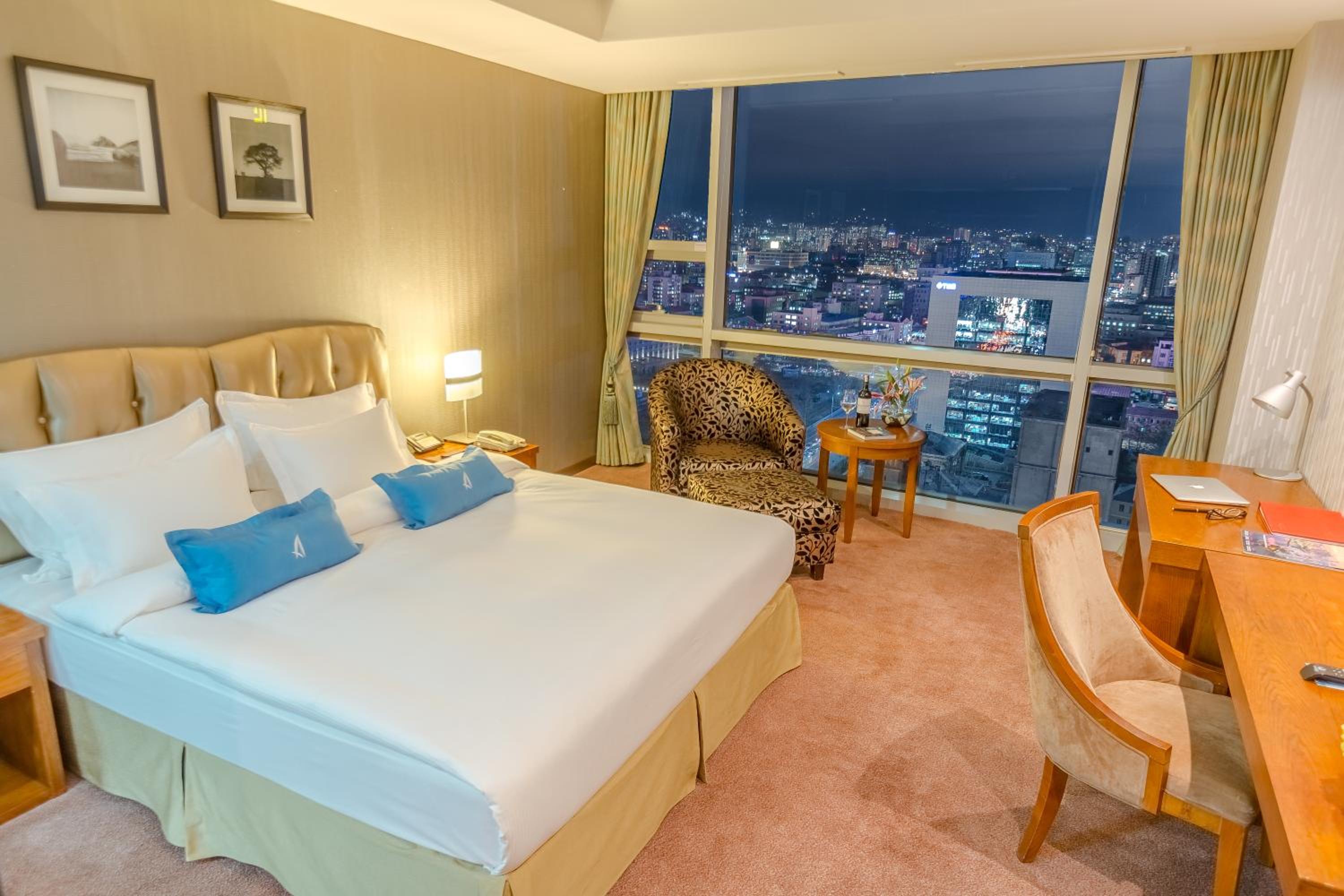 Deluxe King Room City View