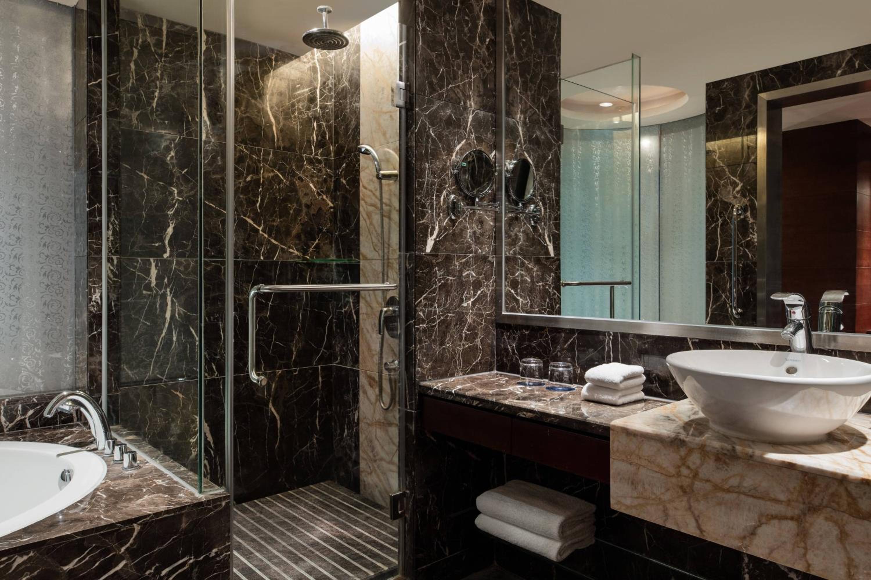 Deluxe King River View, Guest room, 1 King, River view