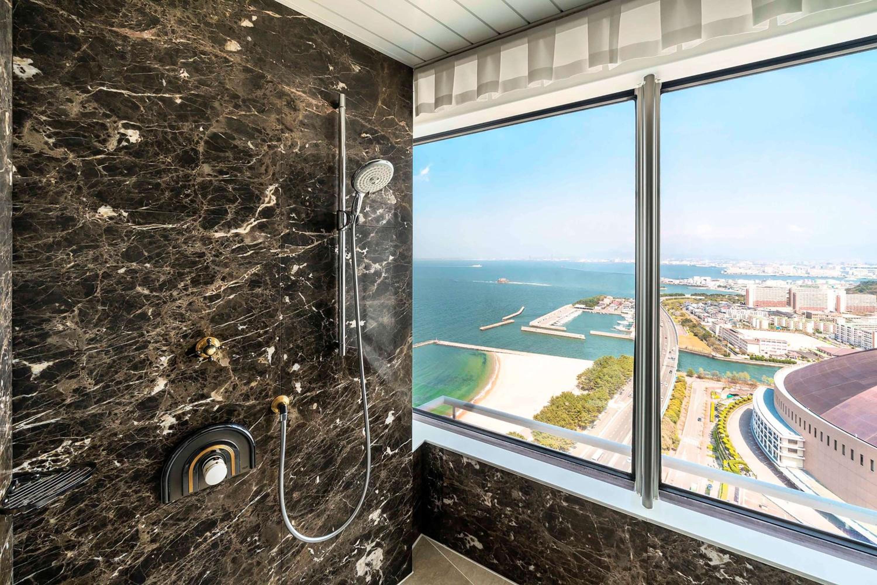 Executive Panoramic Bay Suite