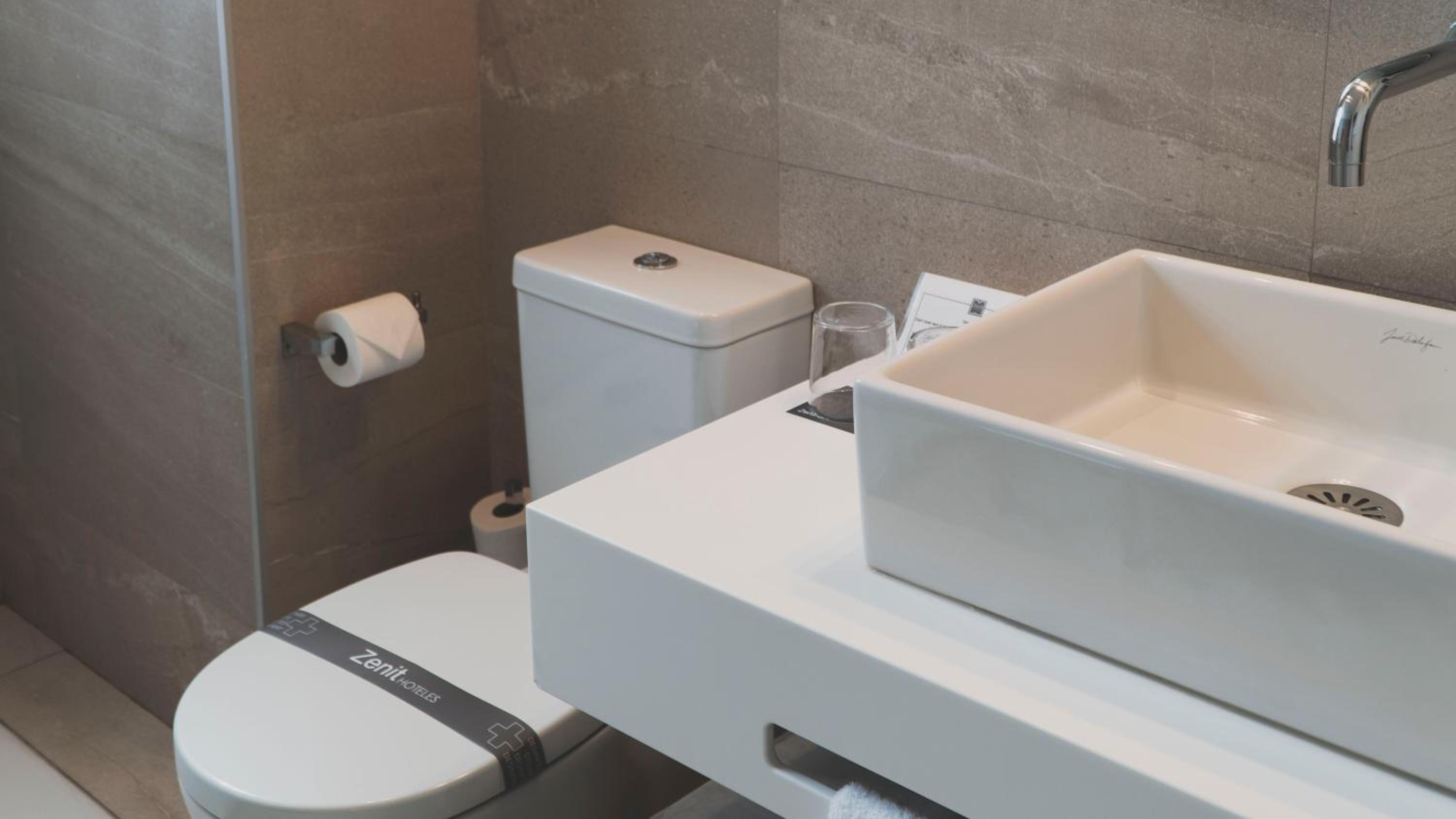  Twin Room with Extra Bed (2 Adults + 1 Child)