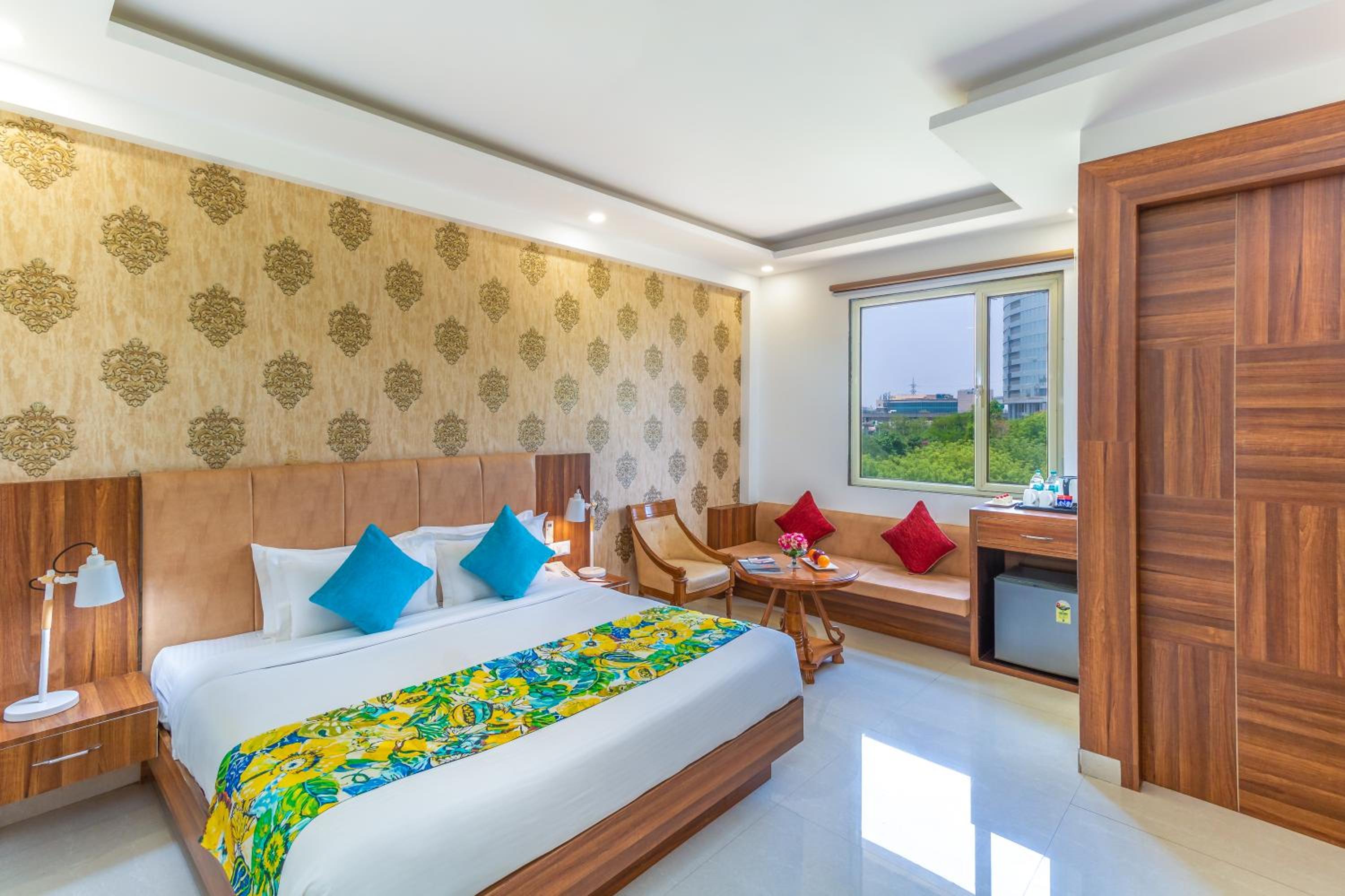 Deluxe king bed room with 10% discount on Food & Soft Beverages (at restaurants)