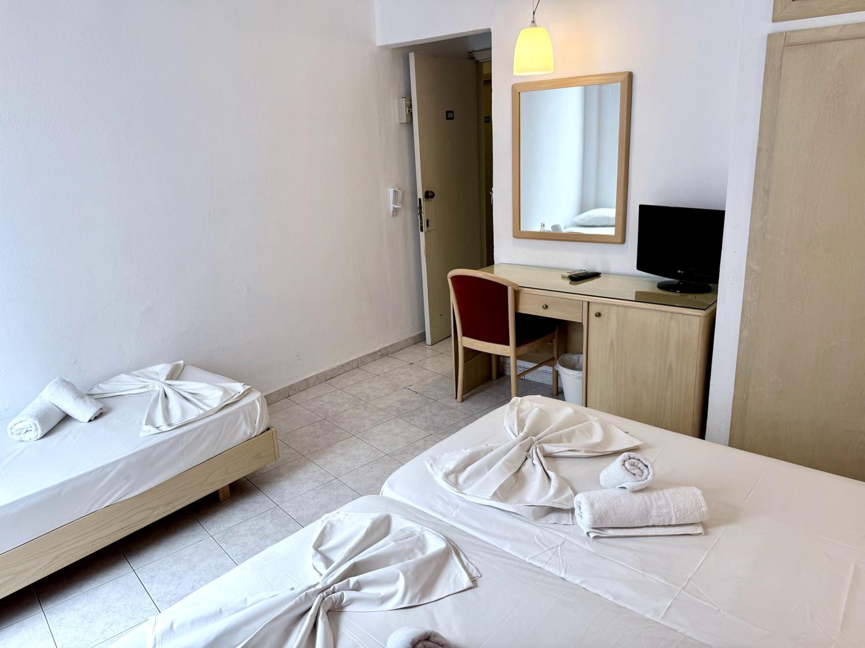 Internal Triple Room with Window (no view)