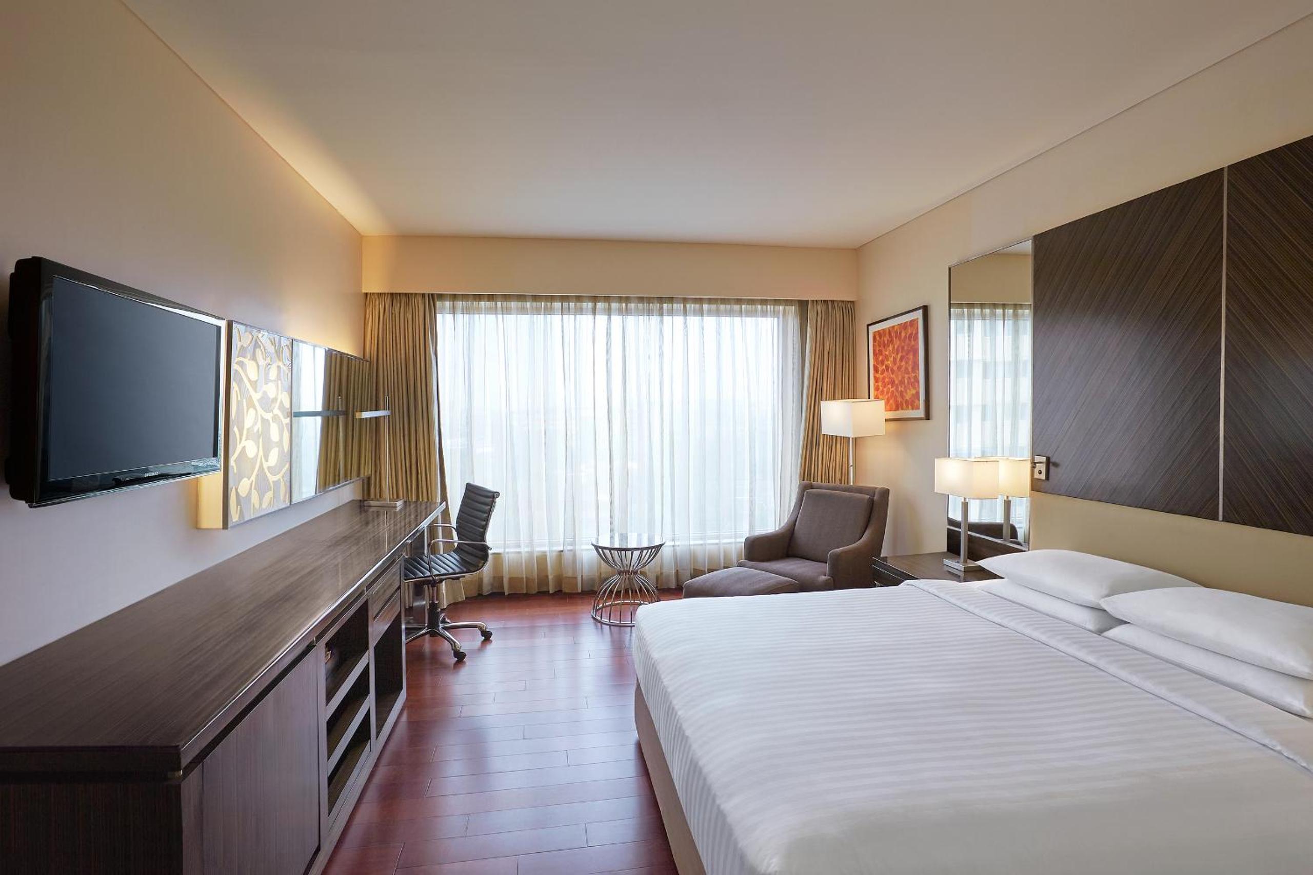 Deluxe King Room with City View - 15% off on Spa and 20% off on Laundry