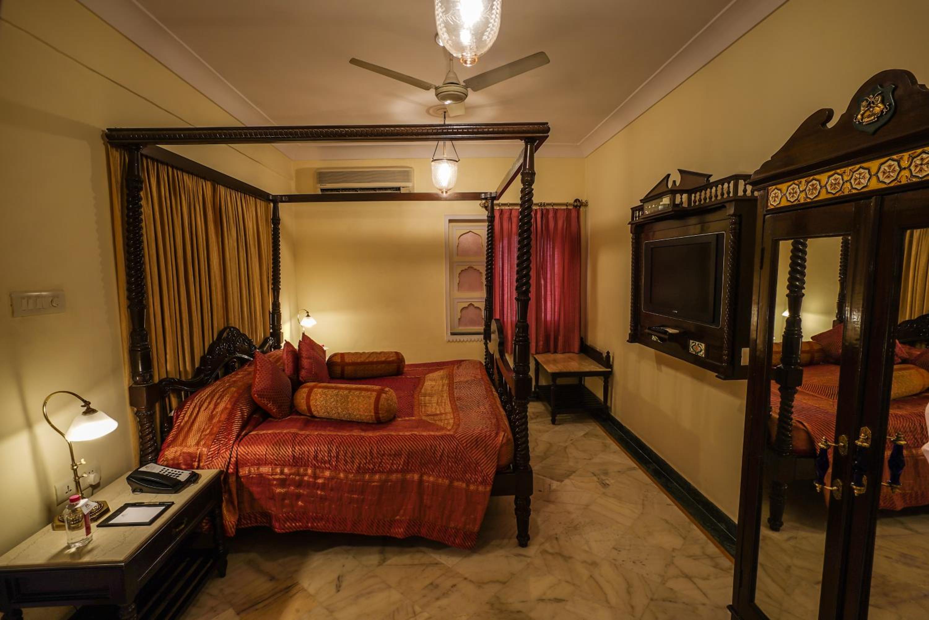 Royal Suite: 20% off on session of Spa, 10% off on food & beverage services, 15 % off On Laundry